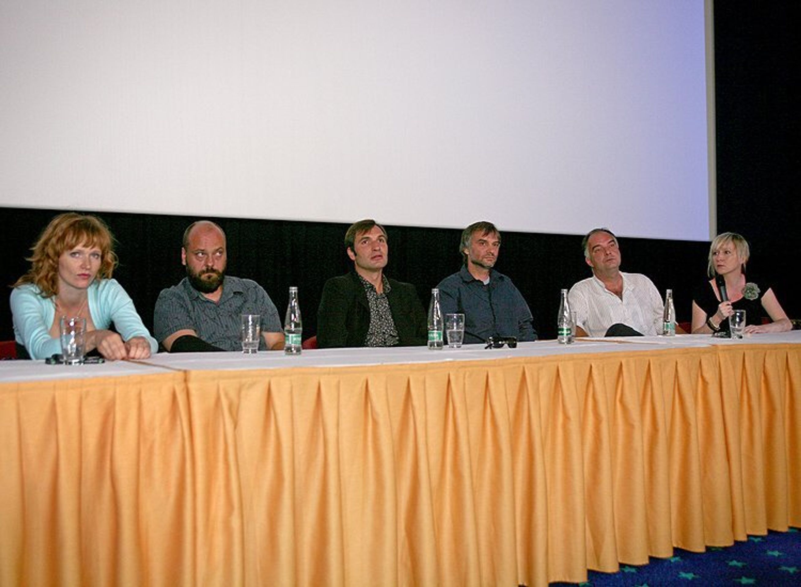 Tisková konference k filmu Medvídek se musela obejít bez režiséra Jana Hřebejka, který točil další dílko. - Hřebejkův Medvídek se přiblížil kinům (2/6)