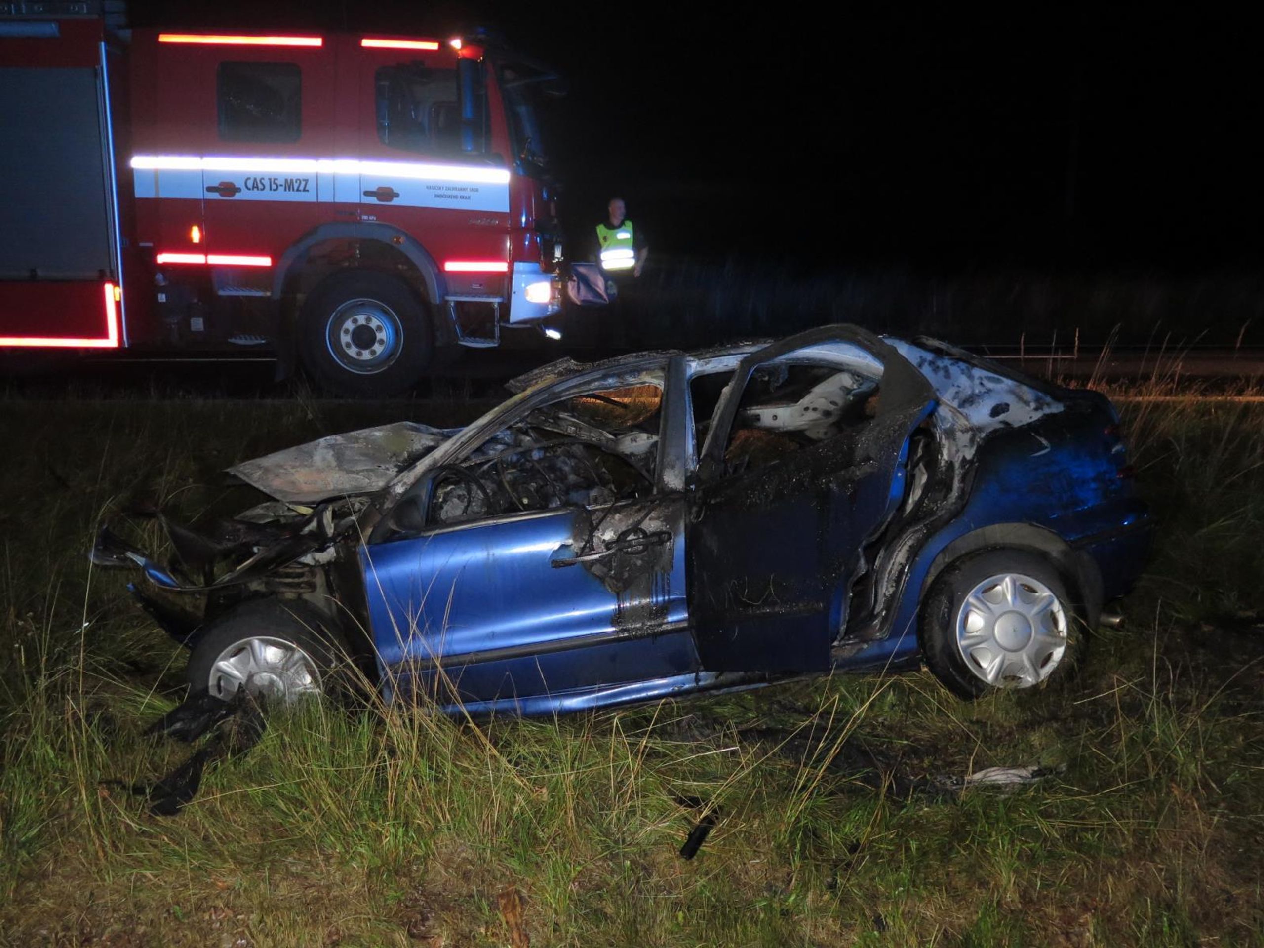 Auto začalo po nehodě u Milevska hořet - 6 - GALERIE: Auto začalo po nehodě u Milevska hořet (1/6)