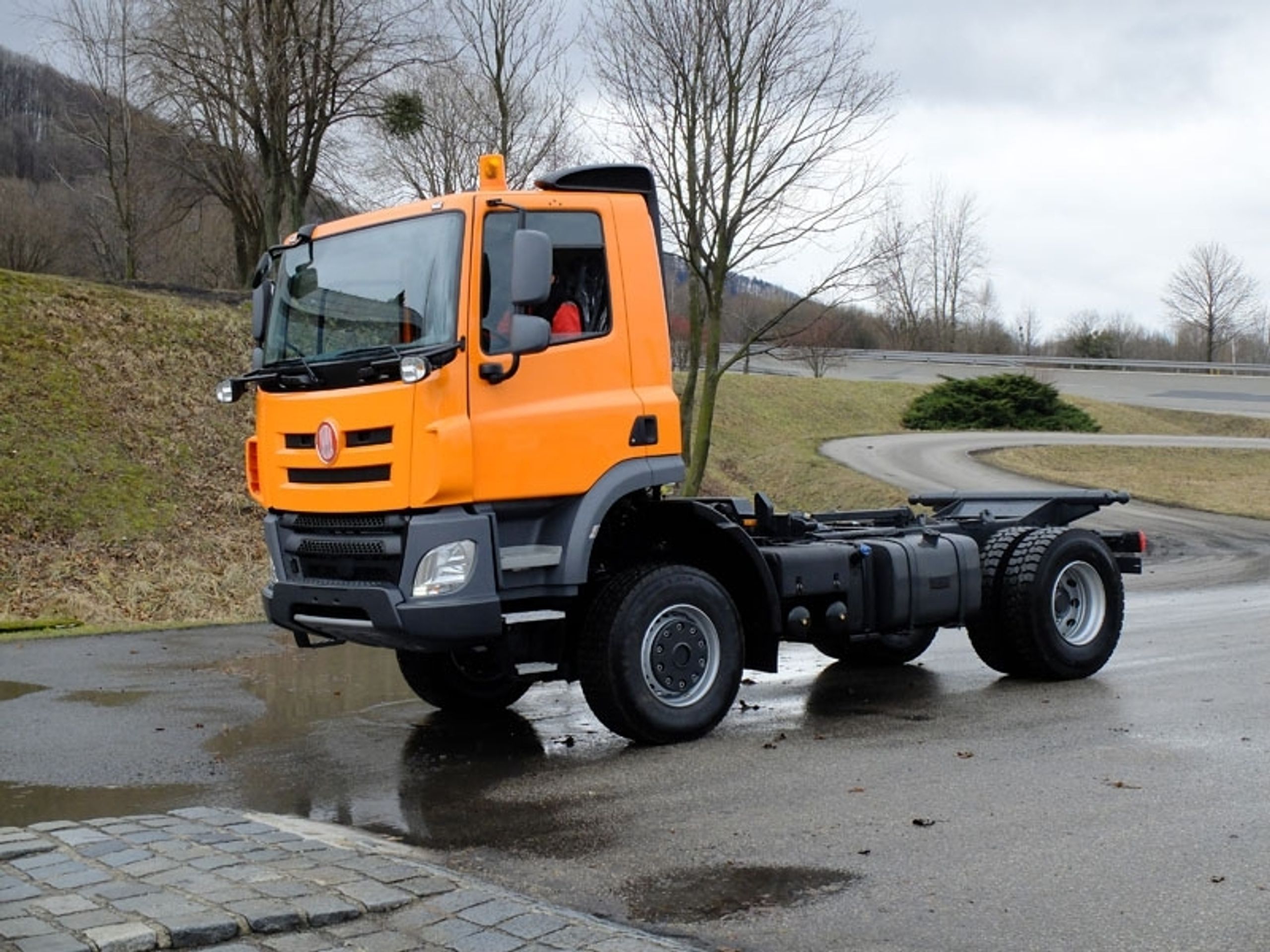 Učnovská Tatra Phoenix - 12 - Fotogalerie: Tatru Phoenix postavila desítka učňů (8/8)