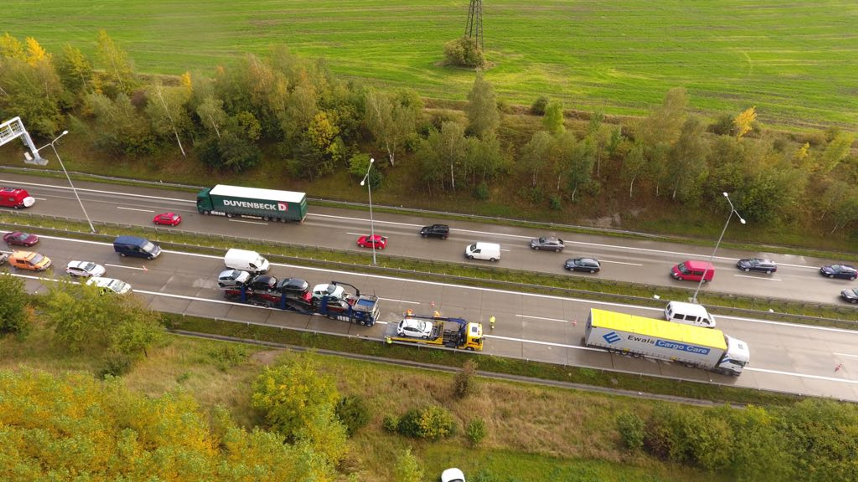 Pád vozidla z nákladního automobilu na Pražském okruhu - 5 - GALERIE: Pád vozidla z nákladního automobilu na Pražském okruhu (5/7)