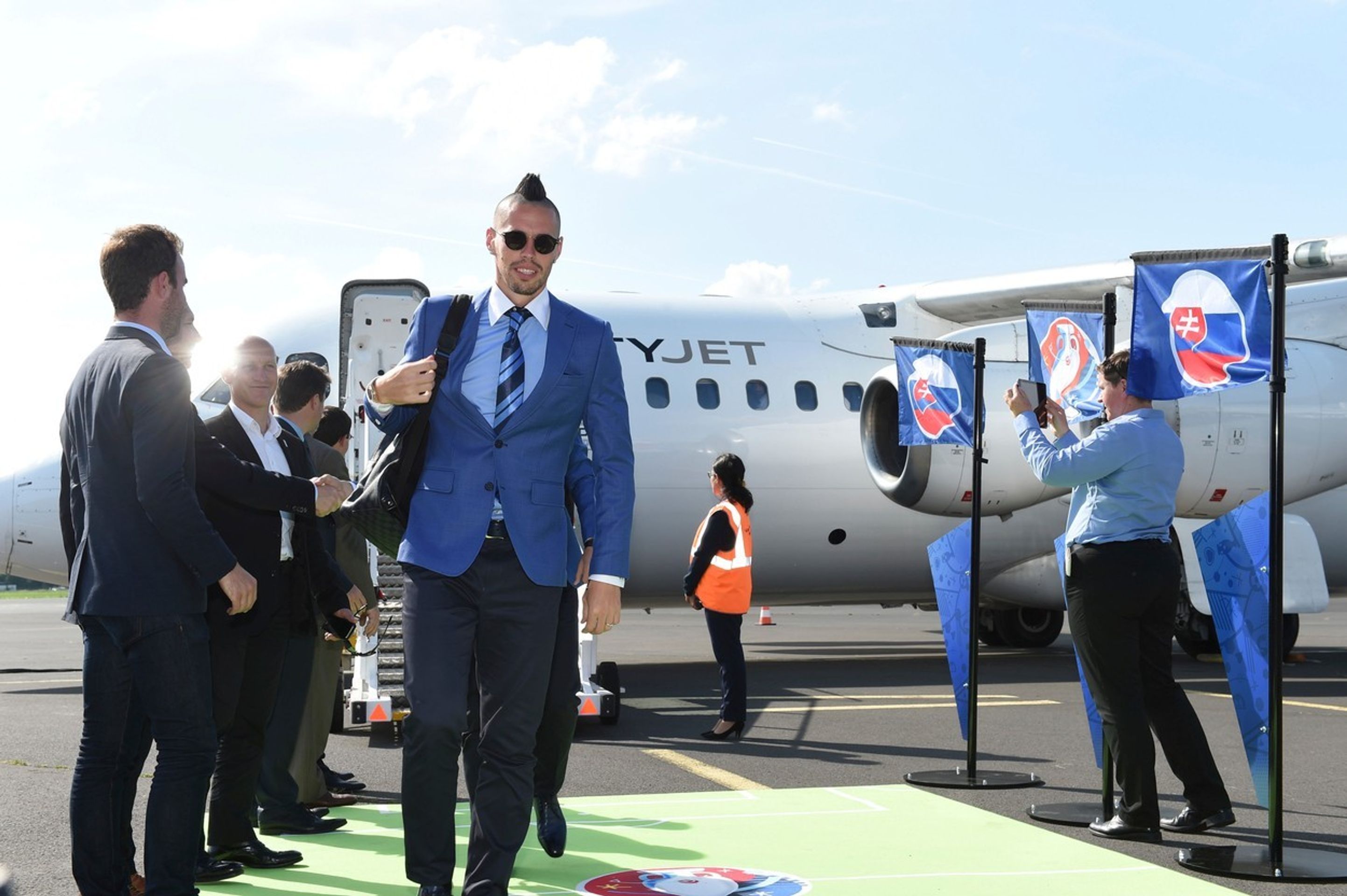 Slovenští fotbalisté po příletu do Francie - GALERIE: Čeští fotbalisté odletěli na EURO do Francie (6/6)
