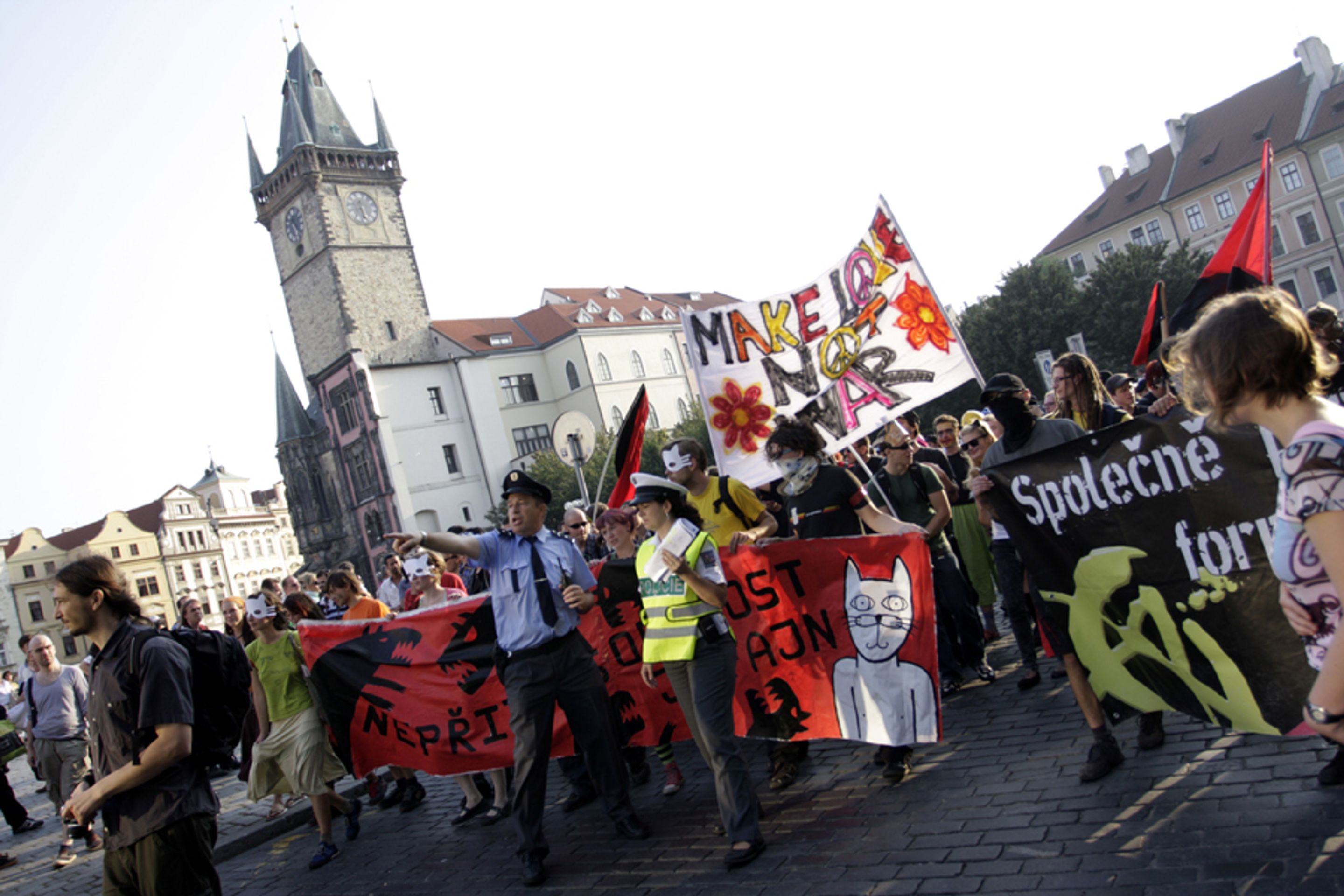 Na 1500 squaterů dovádělo v centru Prahy-21 - Na 1500 squaterů dovádělo v centru Prahy (21/39)