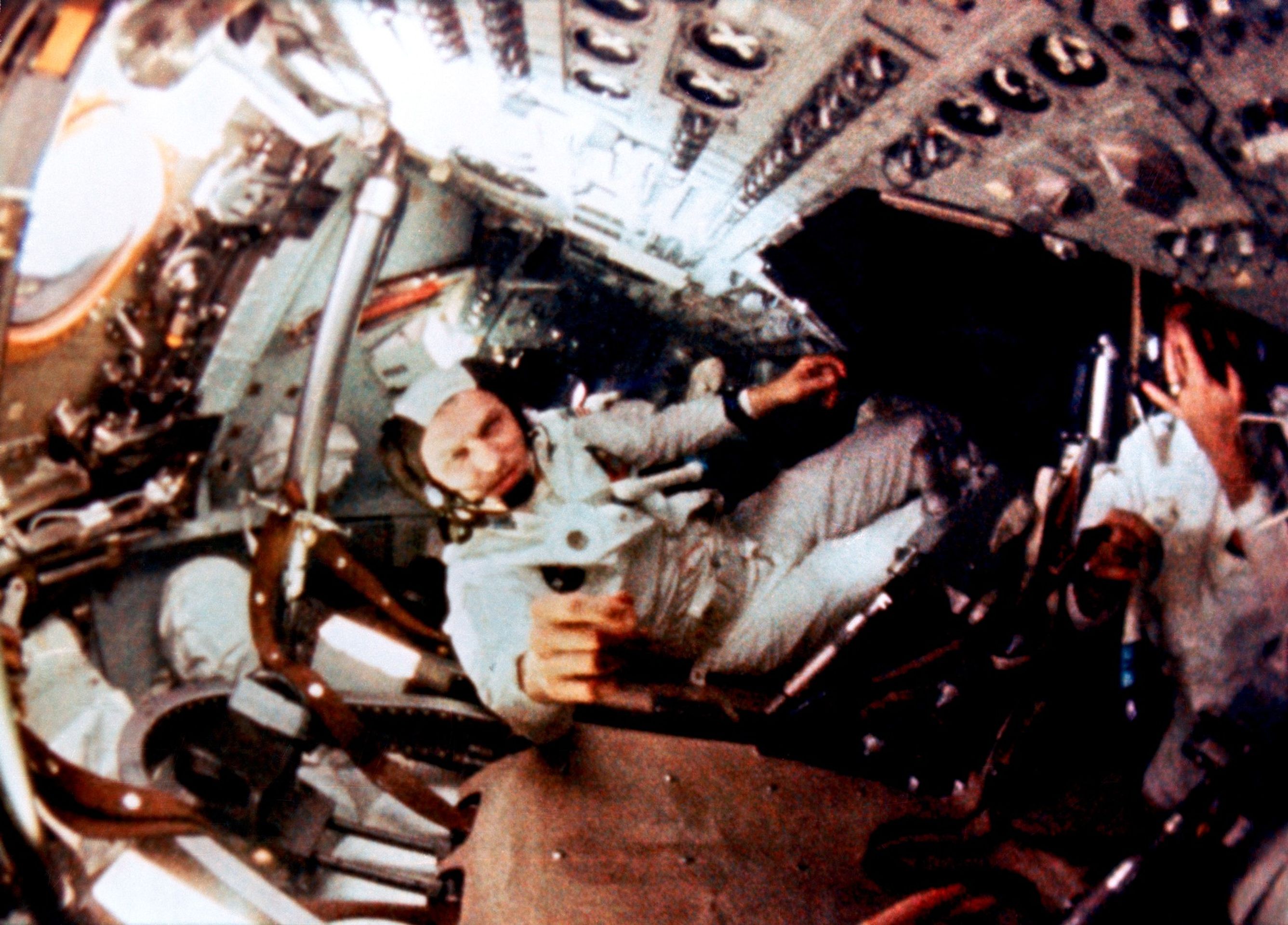 Frank Borman během mise Apollo 8, 1968 - Frank Borman (2/3)