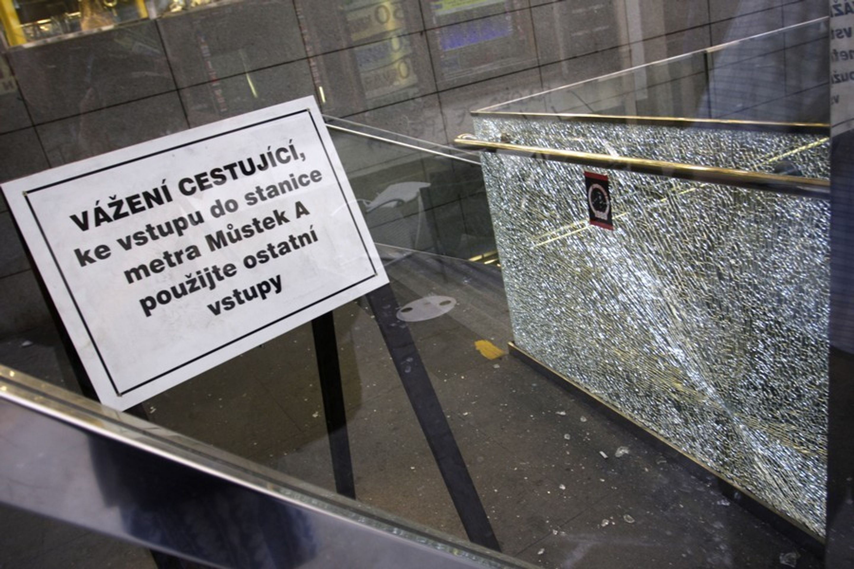 Zátah proti fanouškům na Václaváku-5 - GALERIE: Srbští fanoušci řádí v Praze (21/33)