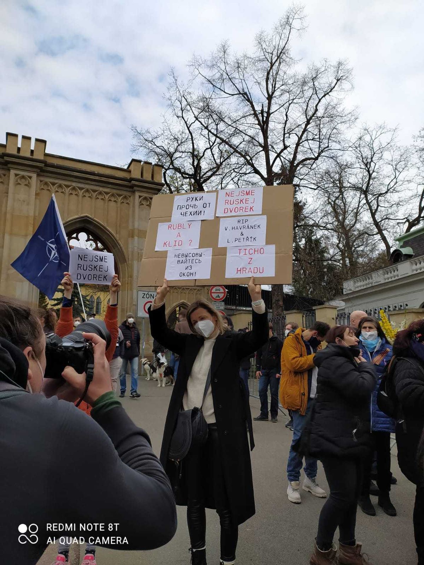 Protesty před ruskou ambasádou - 2 - GALERIE: Protesty před ruskou ambasádou v Praze (13/14)
