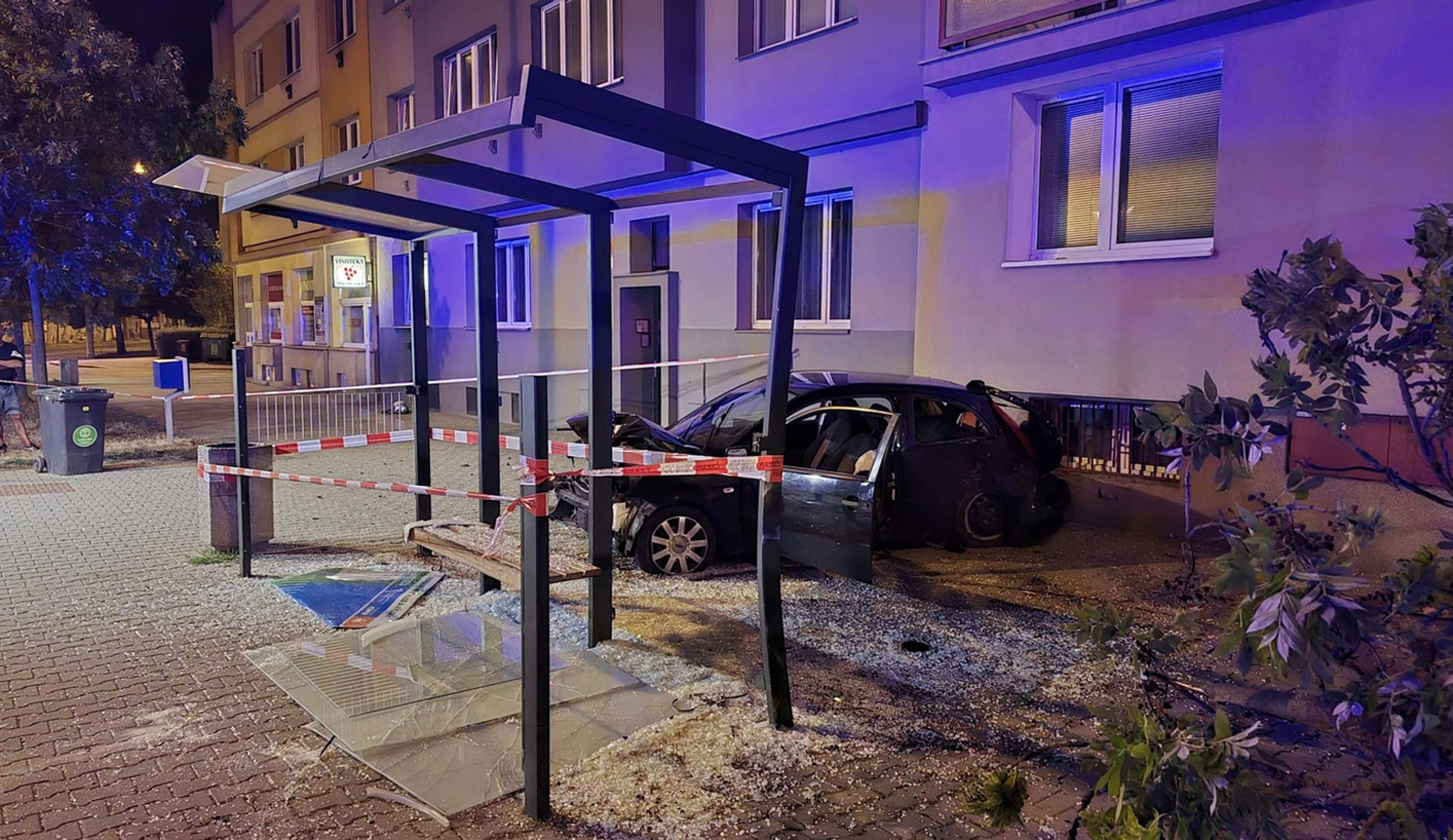 Opilý mladík najel autem do zastávky MHD (1) - Opilý mladík najel autem do zastávky MHD (2/6)