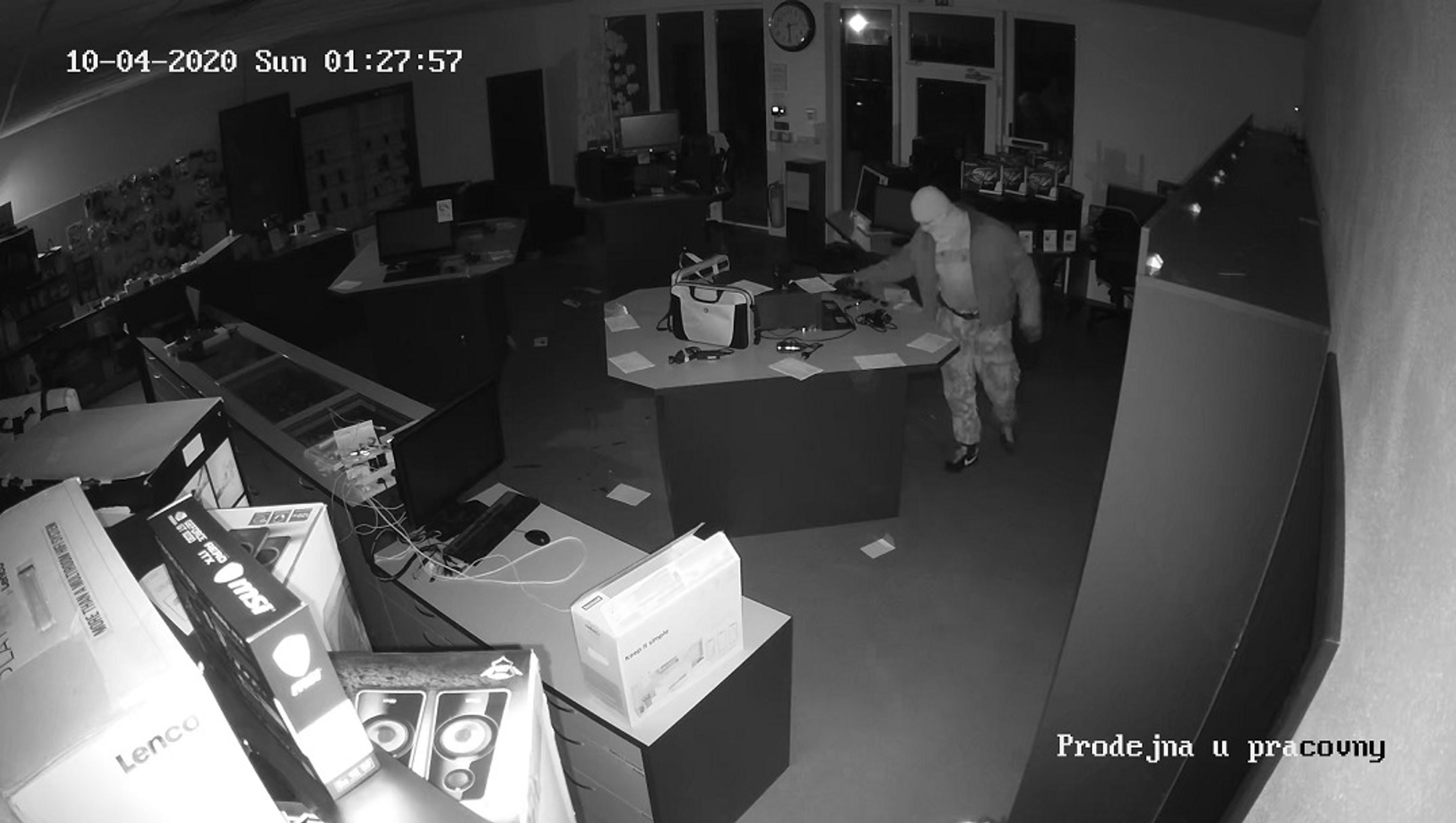 Trojici mužů zachytily při krádeži na Českobudějovicku kamery - 1 - GALERIE: Trojici zachytily při krádeži na Českobudějovicku kamery (6/6)