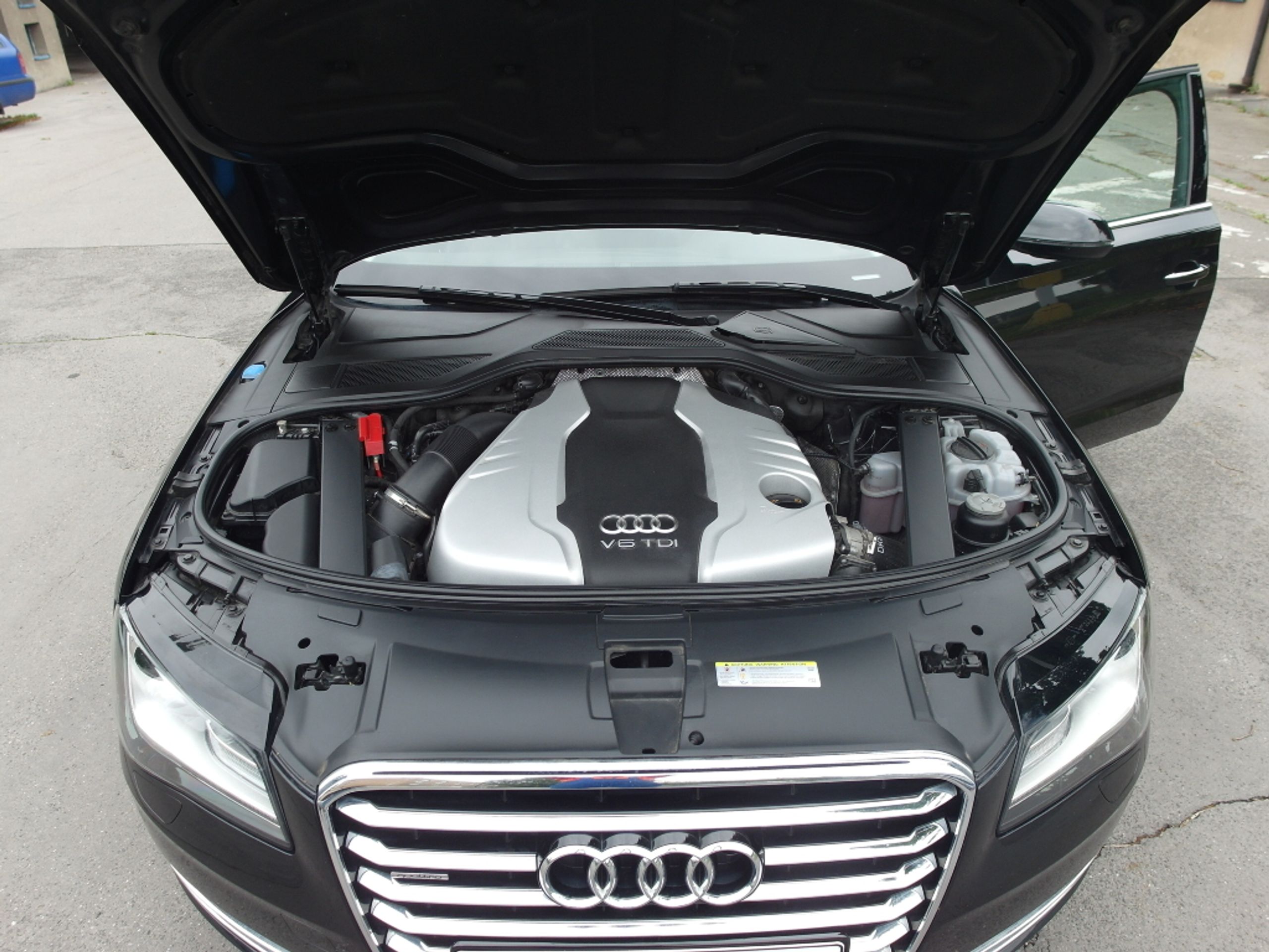 Audi A8 - GALERIE: Mafiánská Audi A8 na prodej (4/5)