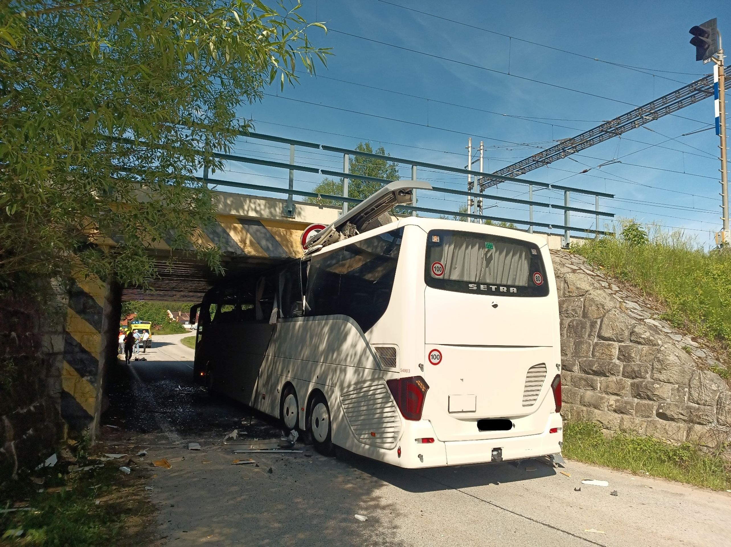 Autobus zůstal zaseknutý pod železničním viaduktem - Autobus zůstal zaseknutý pod železničním viaduktem (7/7)