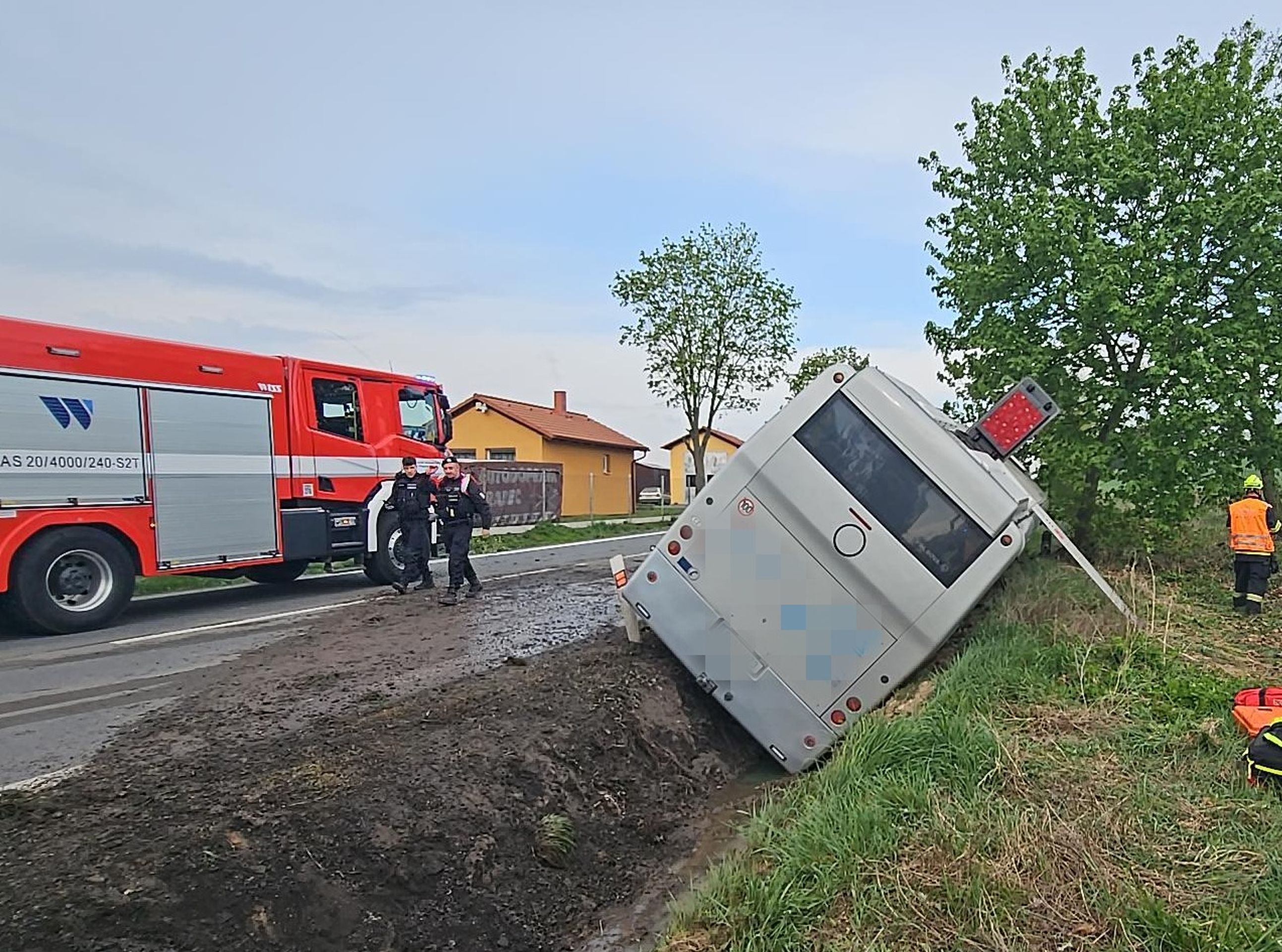 Dopravní nehoda autobusu na Příbramsku (2) - Dopravní nehoda autobusu na Příbramsku (2/3)