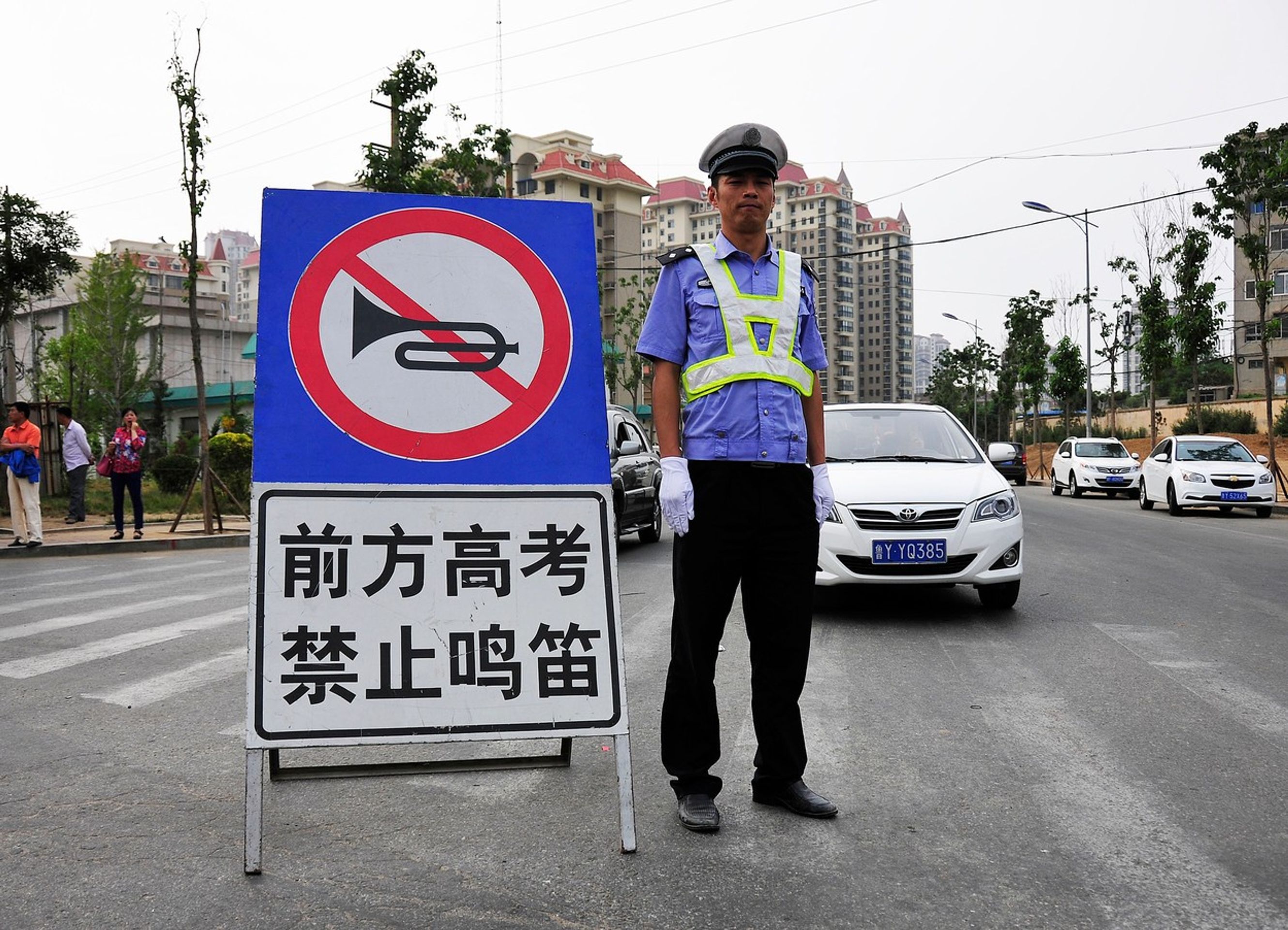 Test GaoKao - během testu platí zákaz troubení - GALERIE: GaoKao, přijímací test na vysokou školu v Číně (6/7)