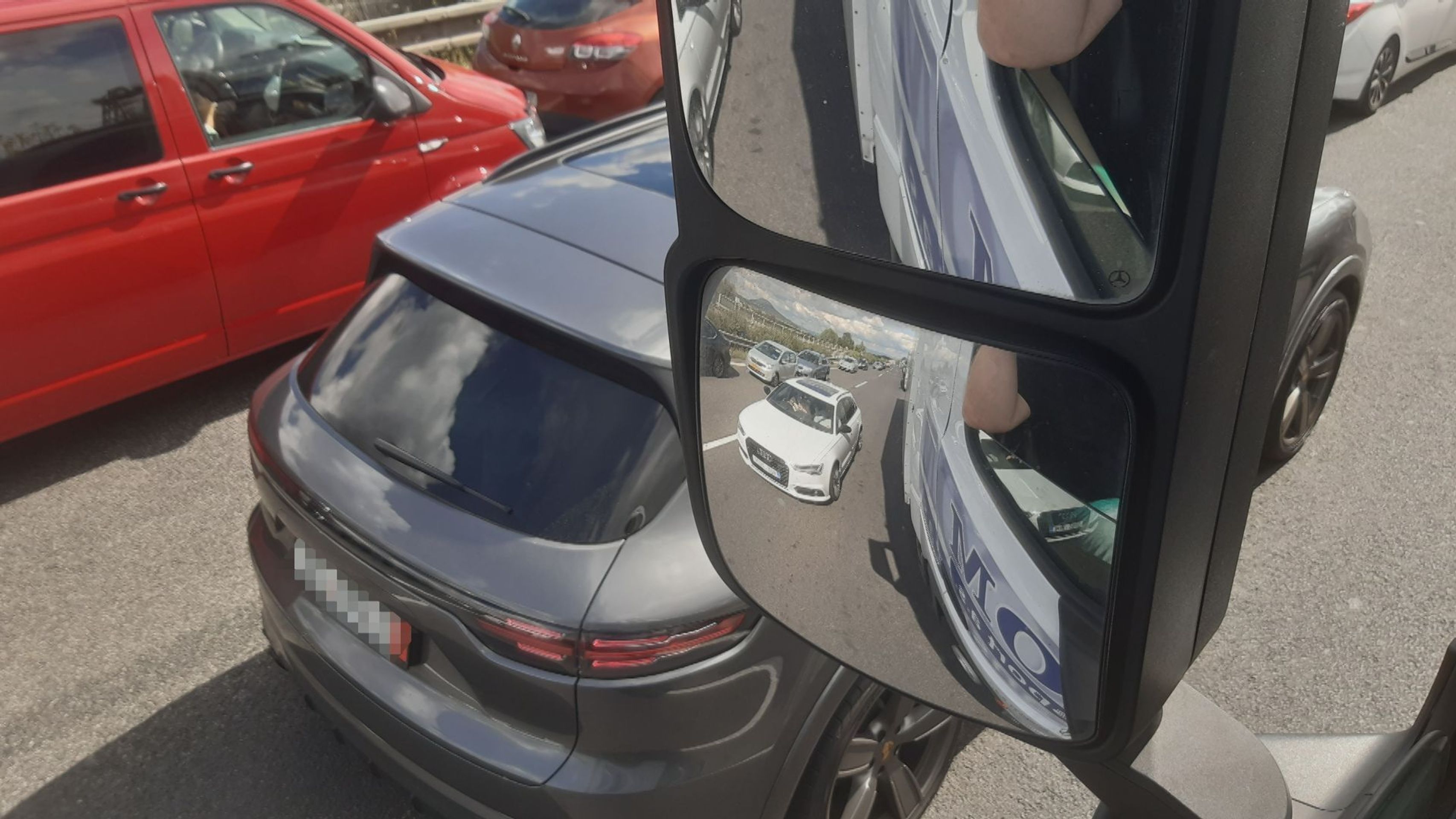 Řidiči na dálnici D8 projíždějí pruhem pro sanitku - 3 - GALERIE: Zneužívání záchranářské uličky (6/8)