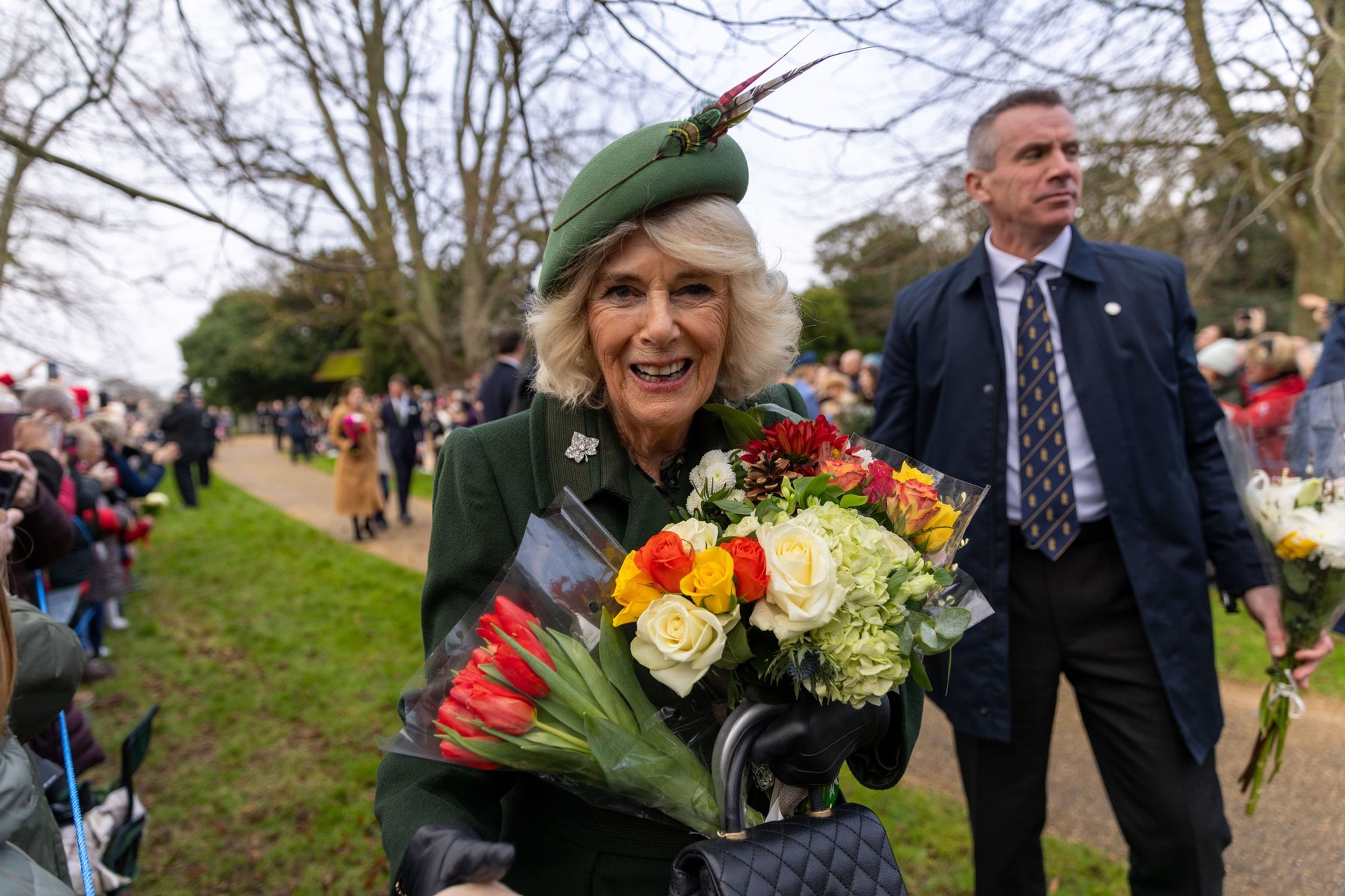Královna Camilla, 25. 12. 2024 Vánoční procházka do kostela v Sandringhamu - Královská rodina o Vánocích 2024 (2/12)
