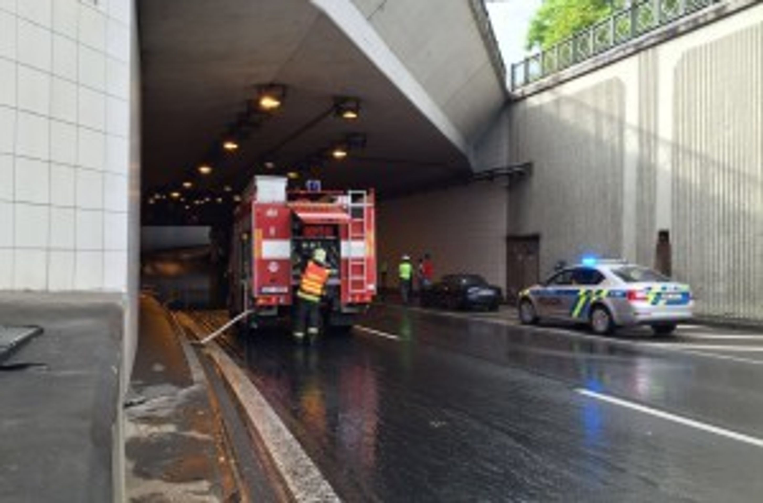 Zatopený Zlíchovský tunel komplikuje dopravu v Praze - 2 - GALERIE: Následky přívalového deště v Praze (6/8)