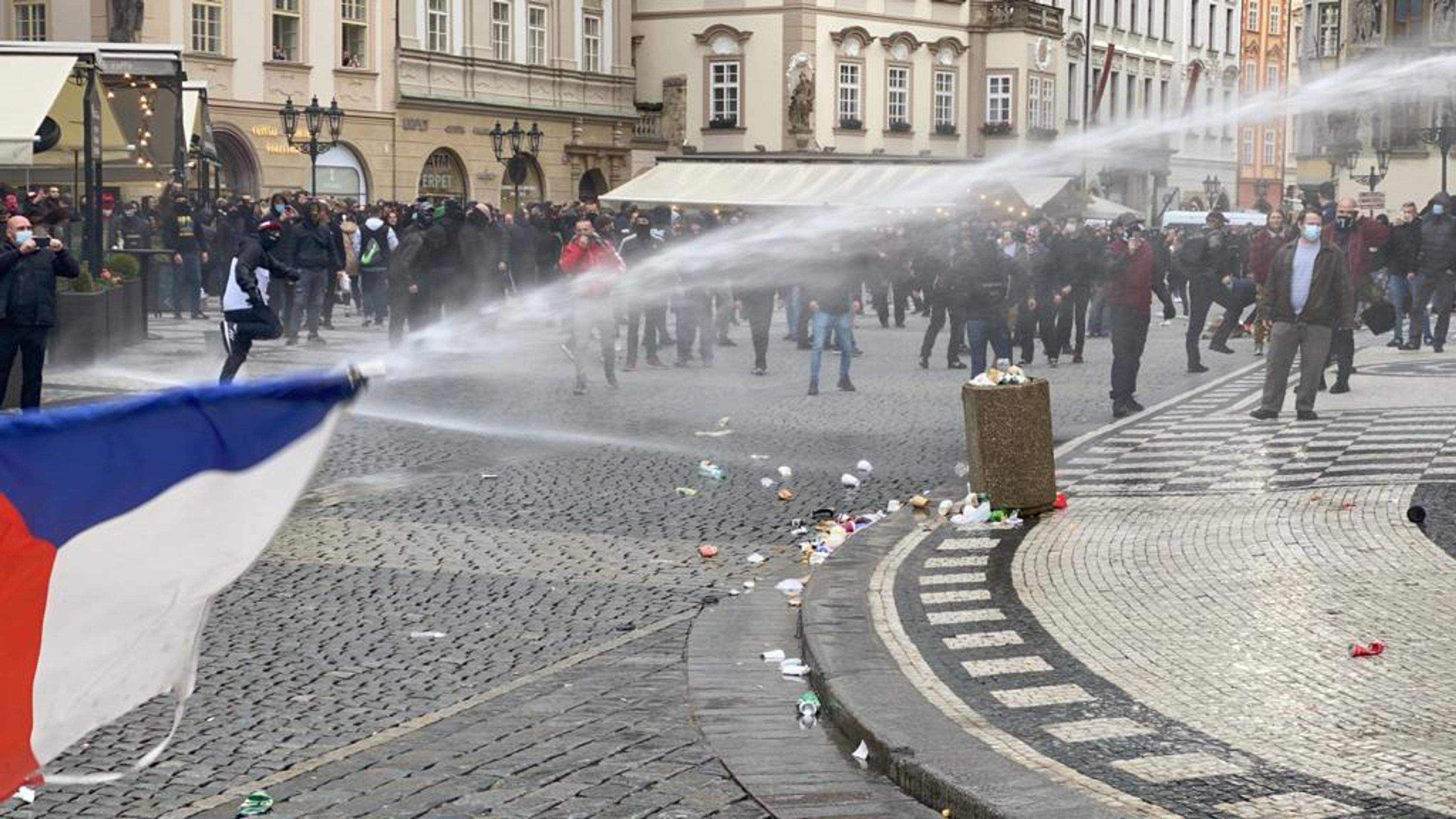 Demonstrace fotbalových chuligánů na Staroměstském náměstí se vyhrotila - 5 - GALERIE: Protestní akce na Staroměstském náměstí se zvrhla (19/23)