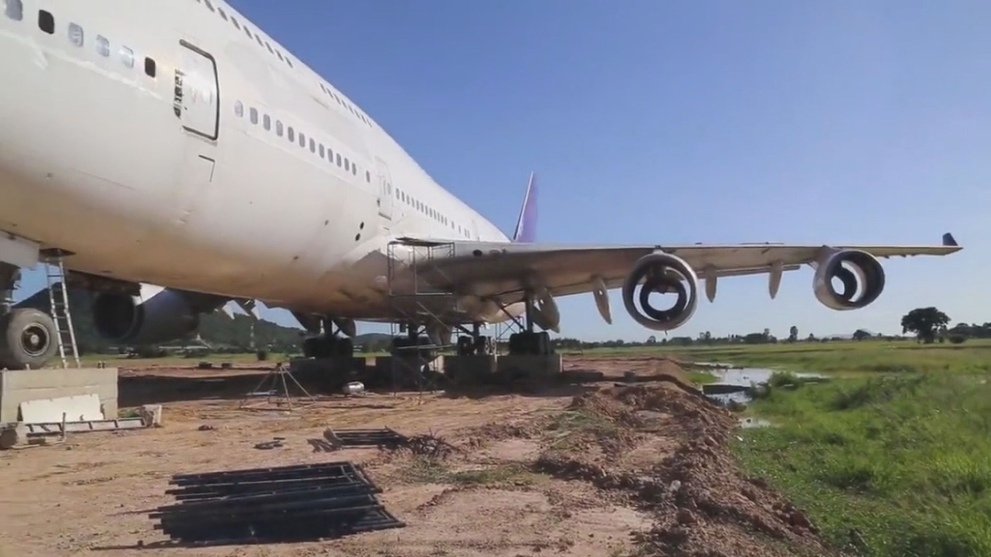 Boeing 747 na zahradě - 2 - GALERIE: Boeing na zahradě (7/8)