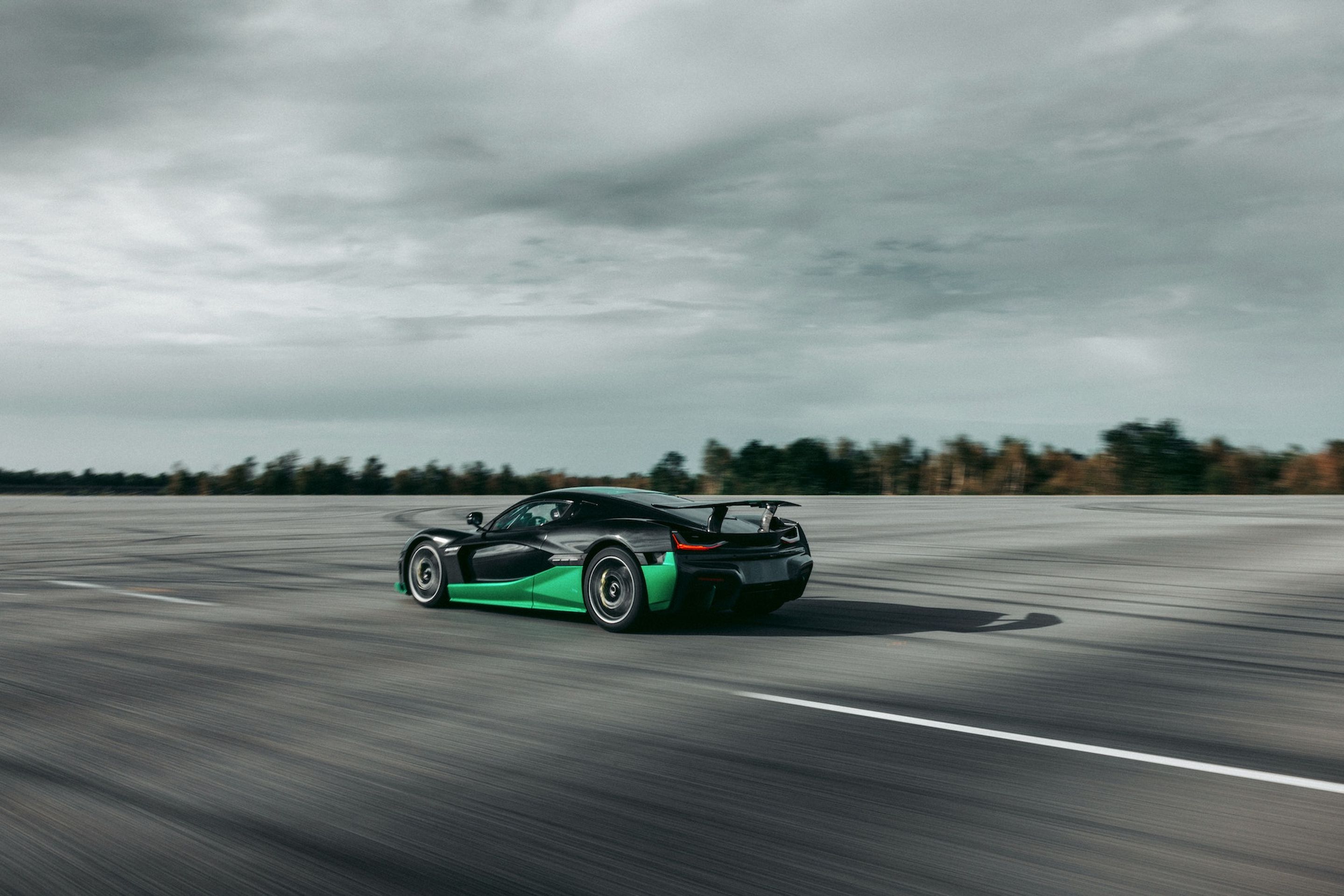 Rimac Nevera při rekordní jízdě pozpátku - Elektrický hypersport Rimac Nevera při pokusu o kuriózní rekord (5/7)