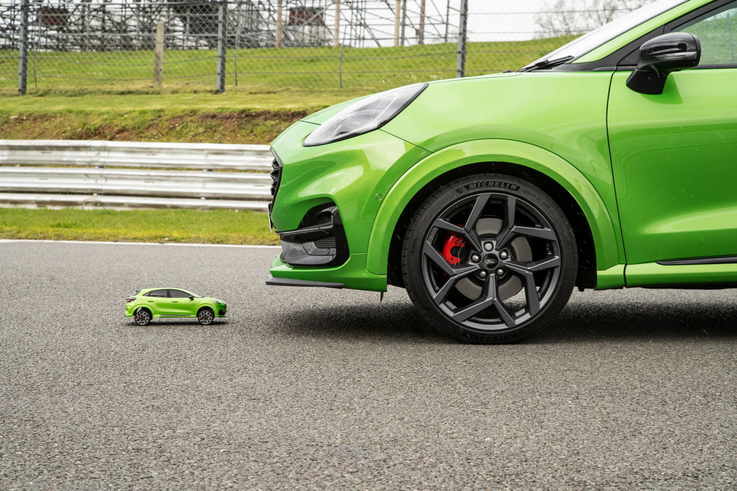 Sportovní SUV Ford Puma ST vs. model Puma ST RC - 8 - Fotogalerie: Sportovní SUV Ford Puma ST vs. RC model (2/11)