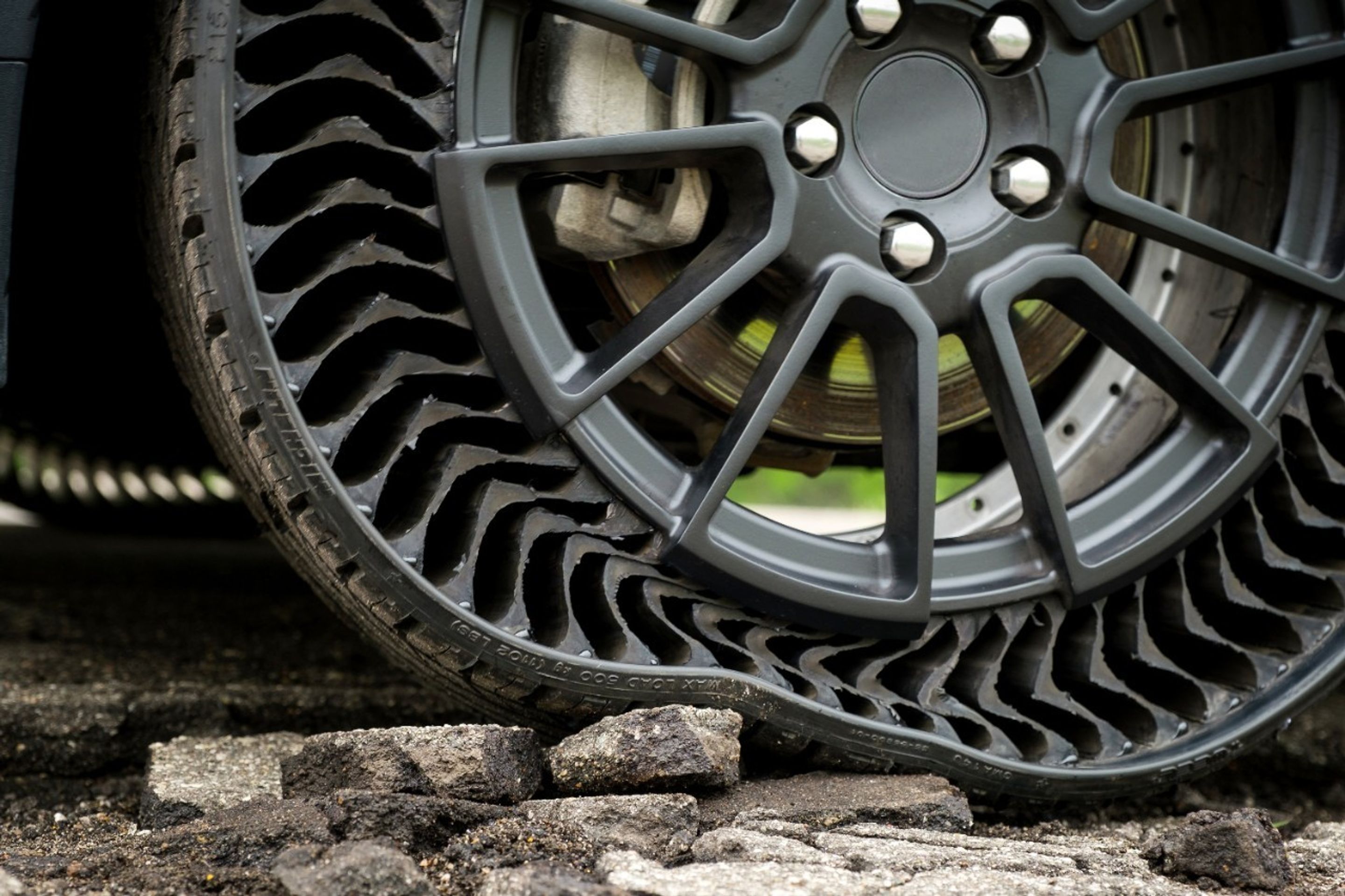 Bezvzduchové pneumatiky Uptis - 13 - Fotogalerie: Prototyp nezničitelných pneumatik od Michelinu (2/9)