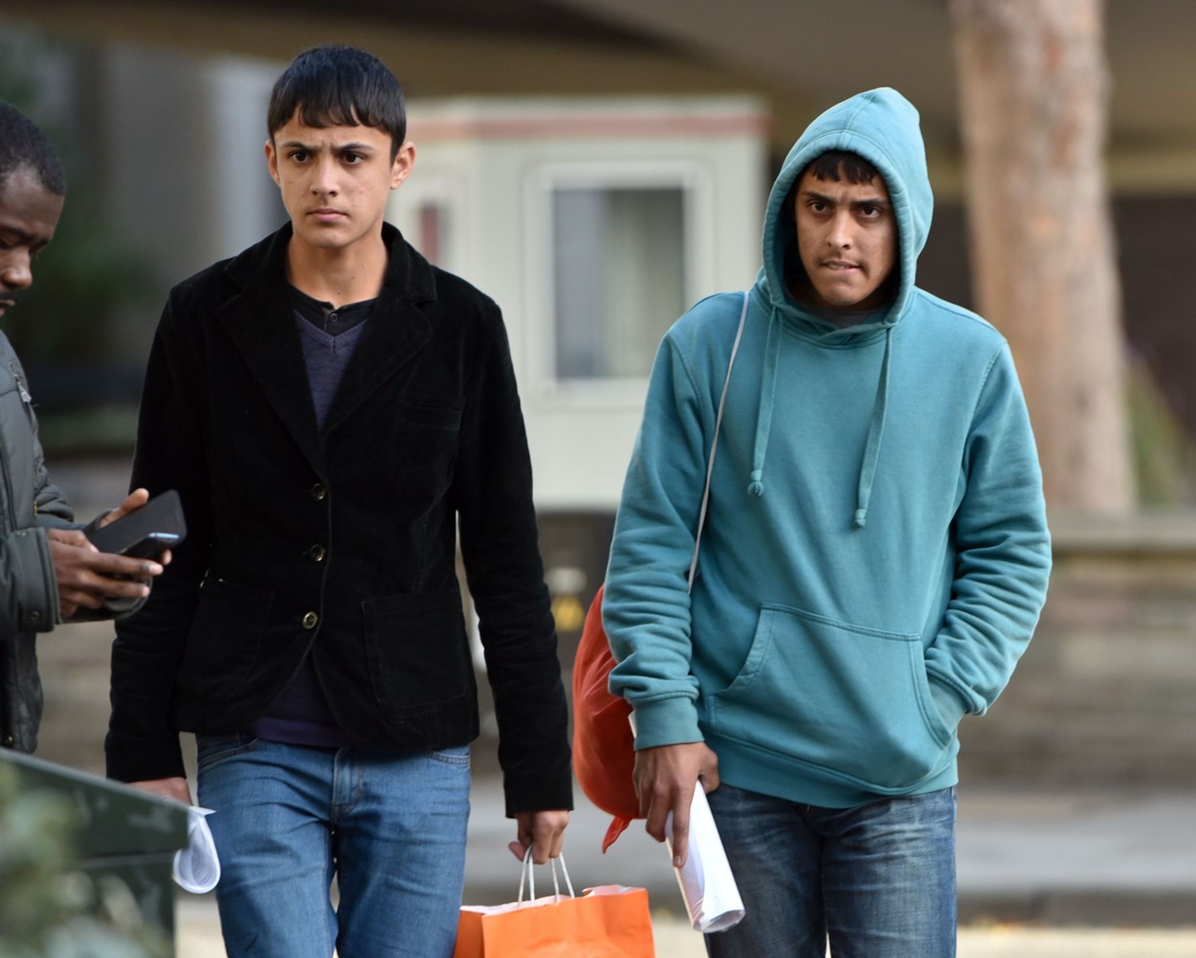 Stěhování dětí z tábora u Calais - GALERIE: Před demolicí Džungle čeká děské uprchlíky relokace (2/8)