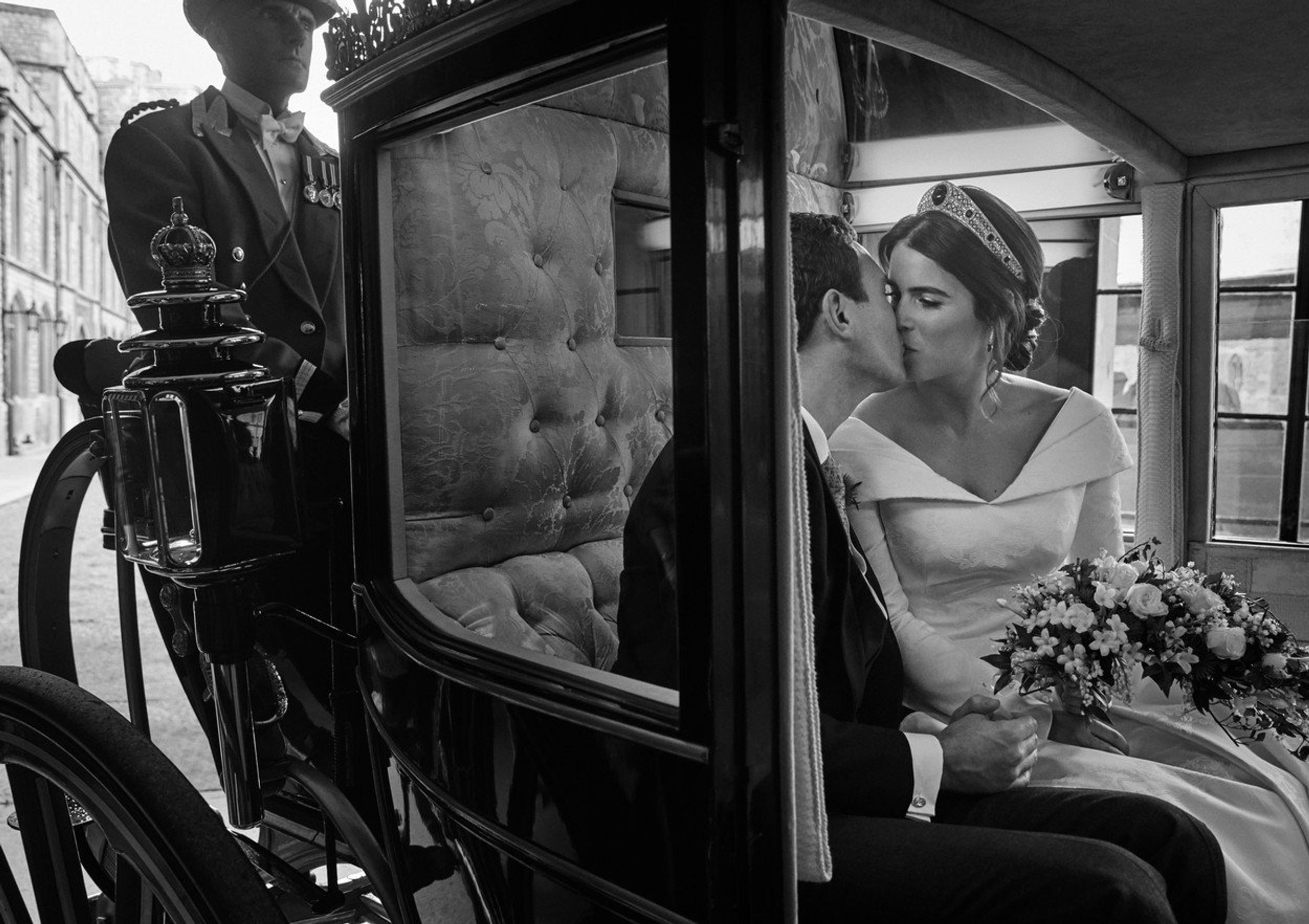 Oficiální fotografie ze svatby princezny Evženie - GALERIE: Královský palác zveřejnil oficiální fotky ze svatby princezny Evženie! (3/3)