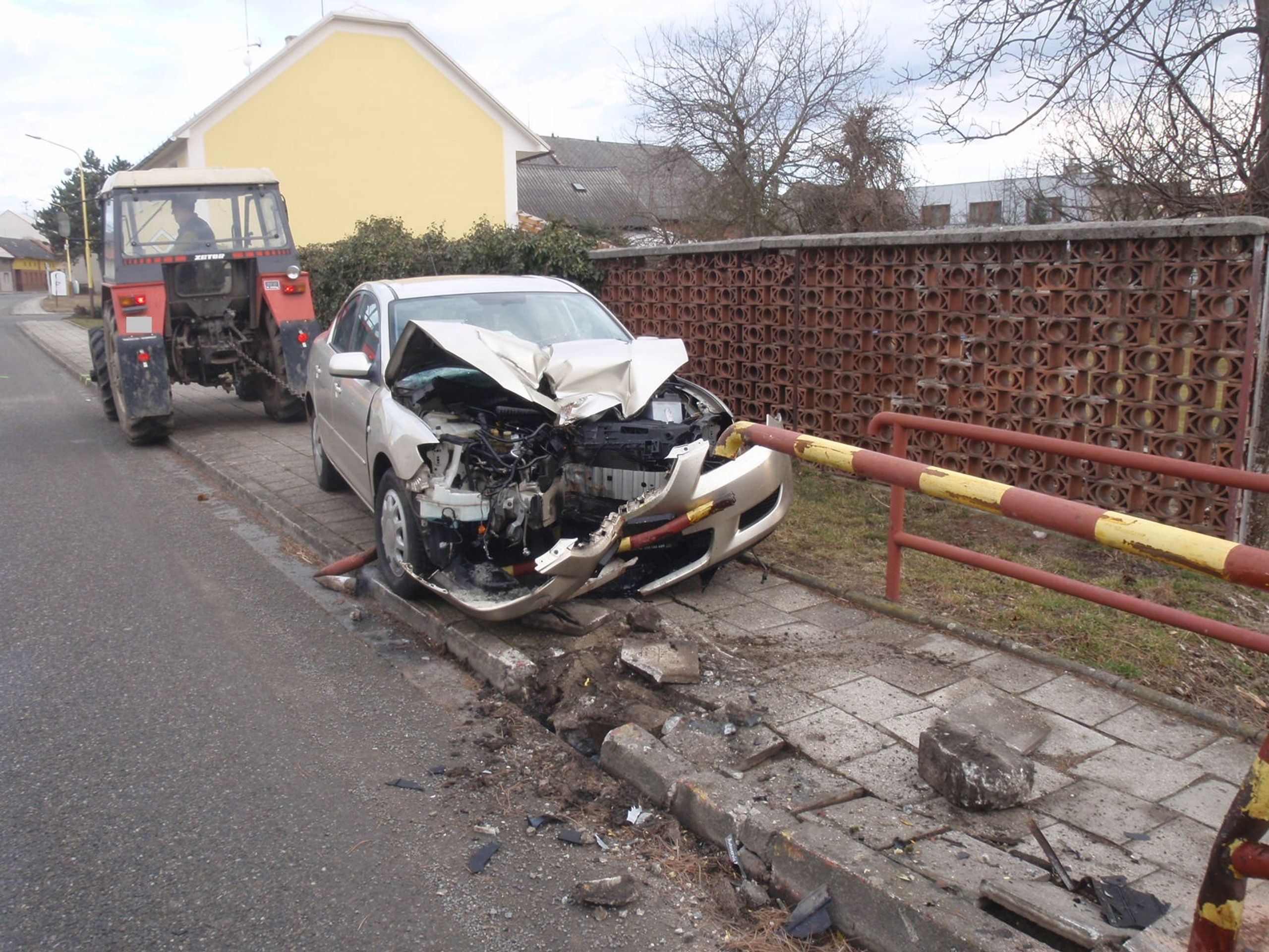 Osobní automobil se napíchl na zábradlí - GALERIE: Osobní auto se napíchlo na zábradlí (3/5)