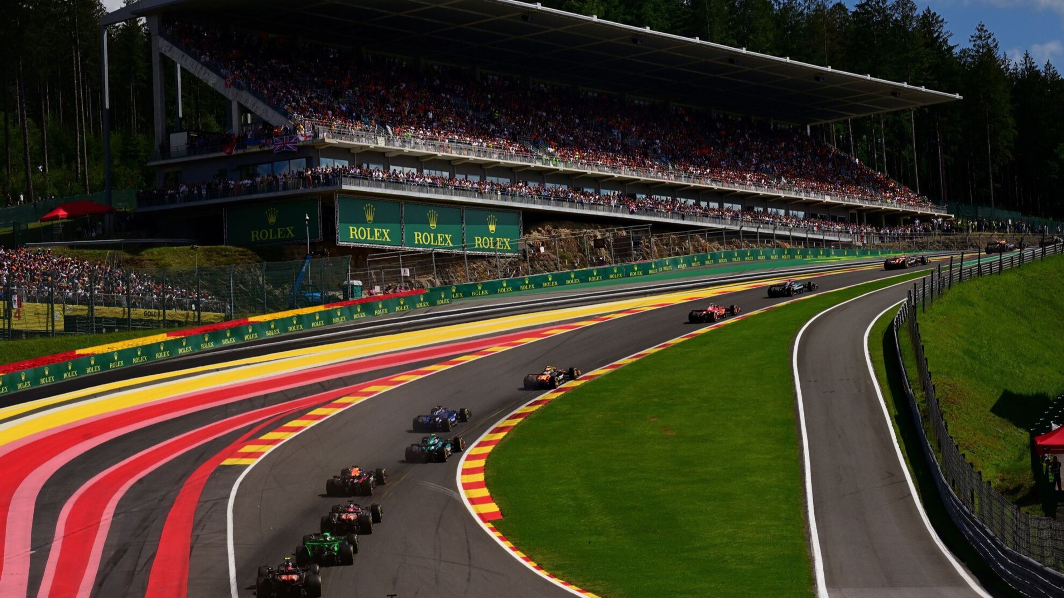 Slavná zatáčka Eau Rouge, zřejmě nejznámější v seriálu F1 - Okruh Spa-Francorchamps v Belgii (3/4)