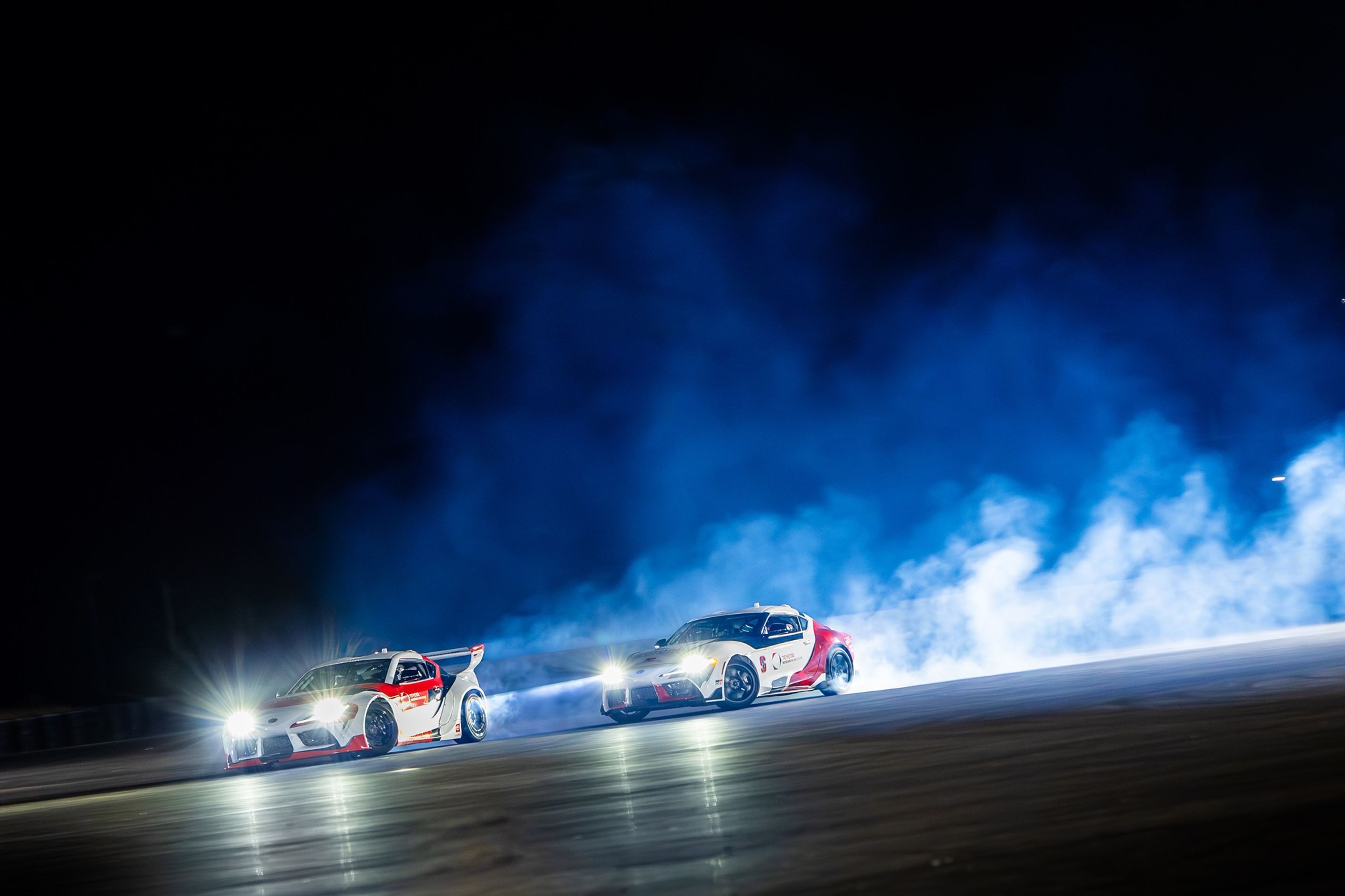 Toyoty GR Supra při autonomním tandemovém driftu - Ostré Toyoty GR Supra při autonomním tandemovém driftu (7/7)