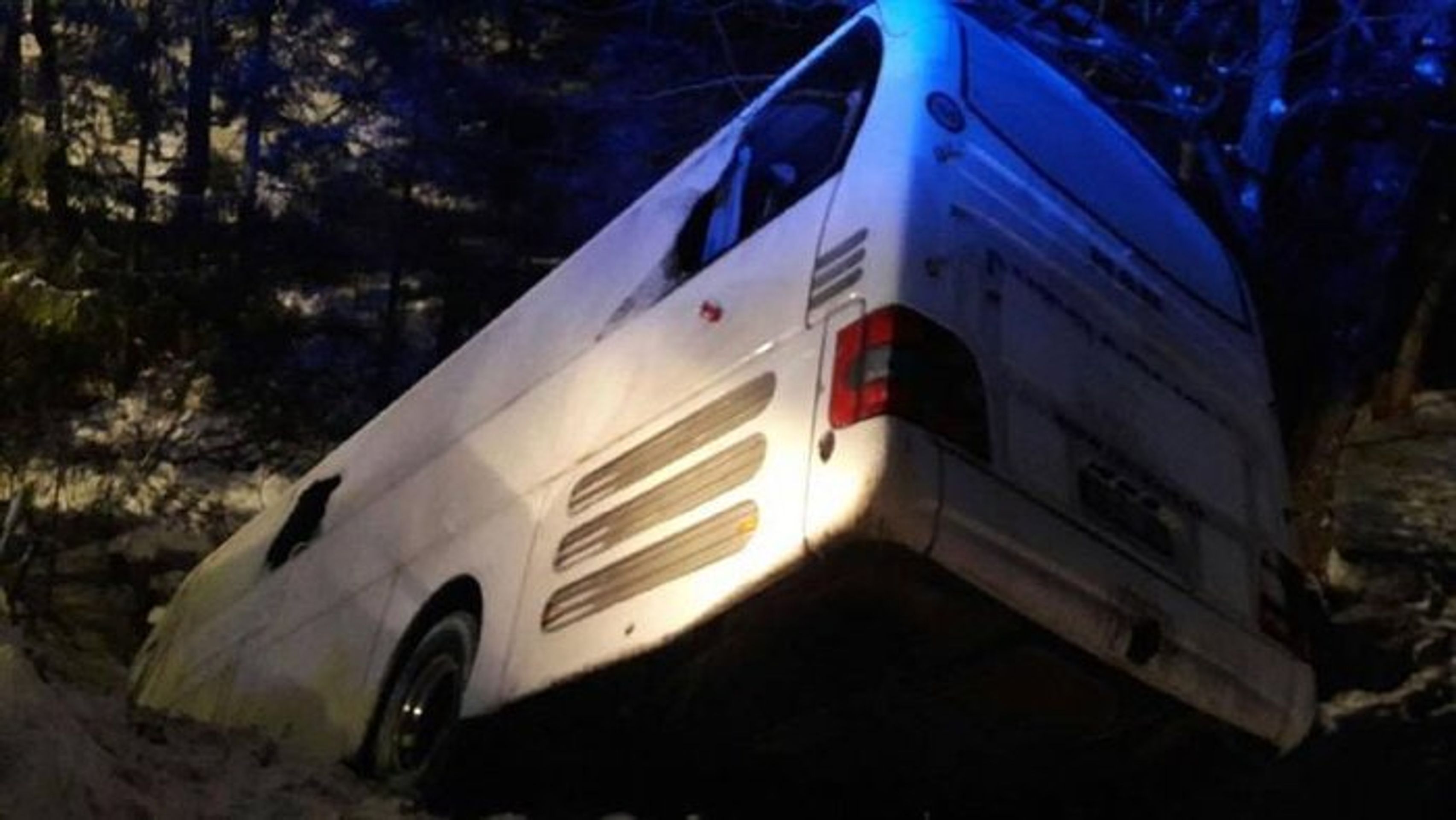 Linkový autobus po nehodě zůstal viset nad roklí - 1 - GALERIE: Autobus po nehodě zůstal viset nad roklinou (4/4)