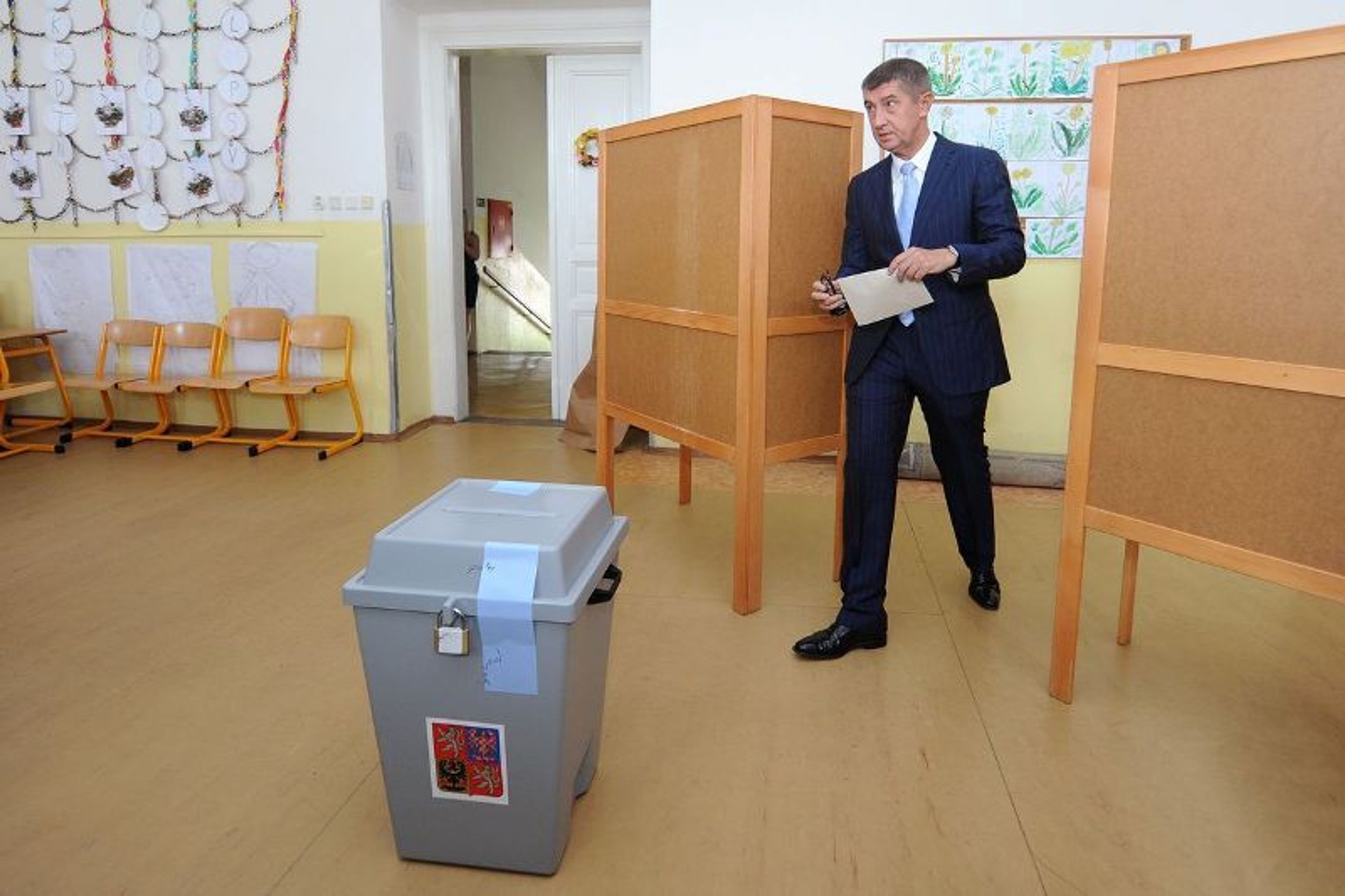 Babišovi u voleb do EP - 4 - GALERIE: Babišovi volí do Evropského parlamentu (5/13)