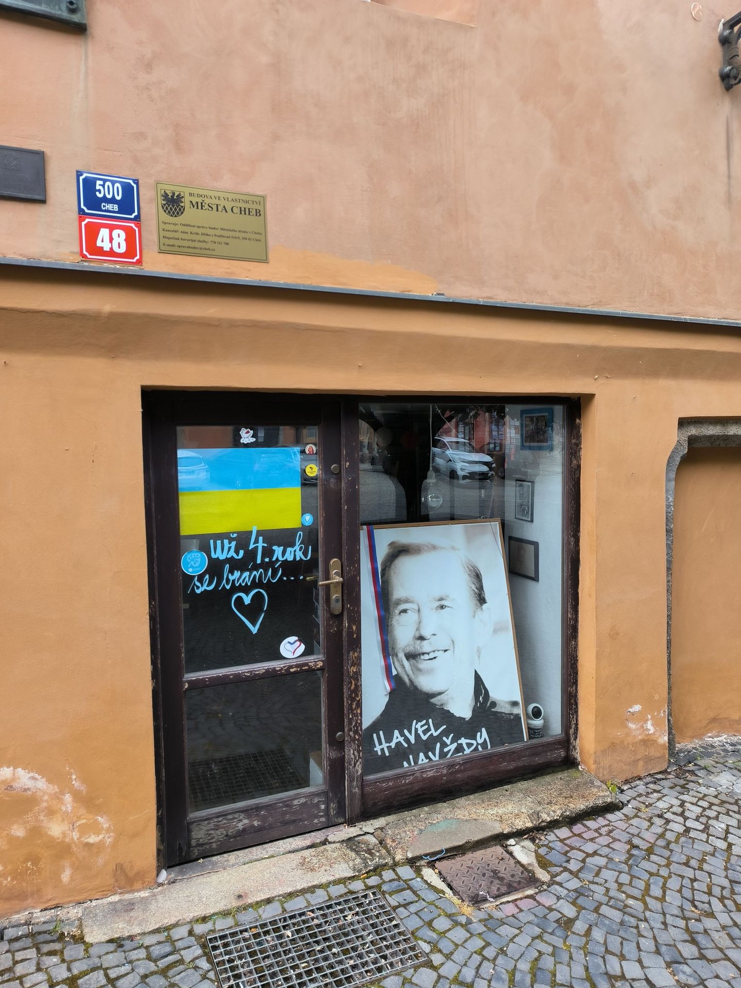 Výlohy po vyčištění - Vandalský čin v Chebu (4/4)