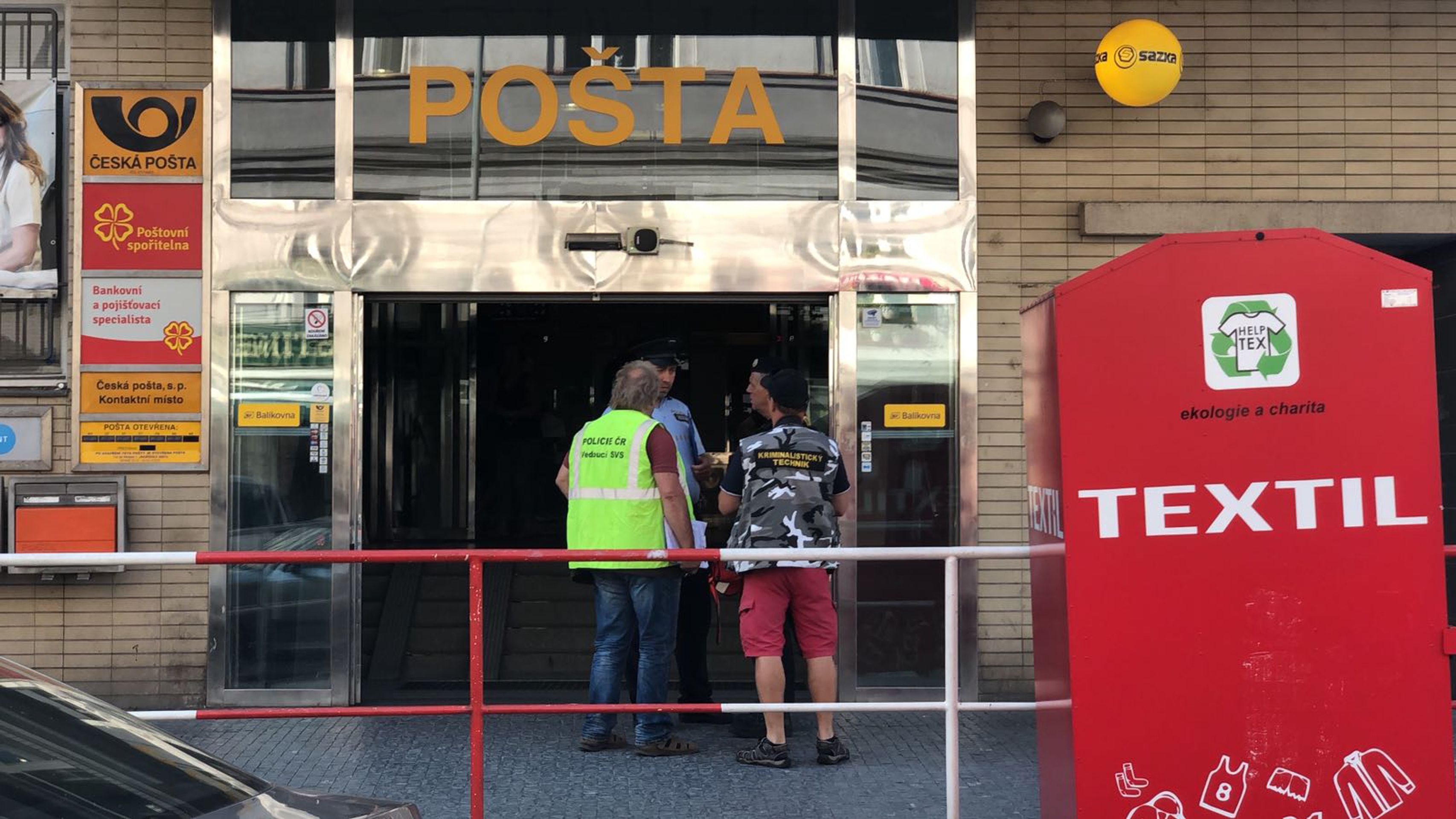 Podezřelý balíček na poště v ulici Kafkova na Praze 6 - 4 - GALERIE: Podezřelý balíček na poště v ulici Kafkova na Praze 6 (5/5)