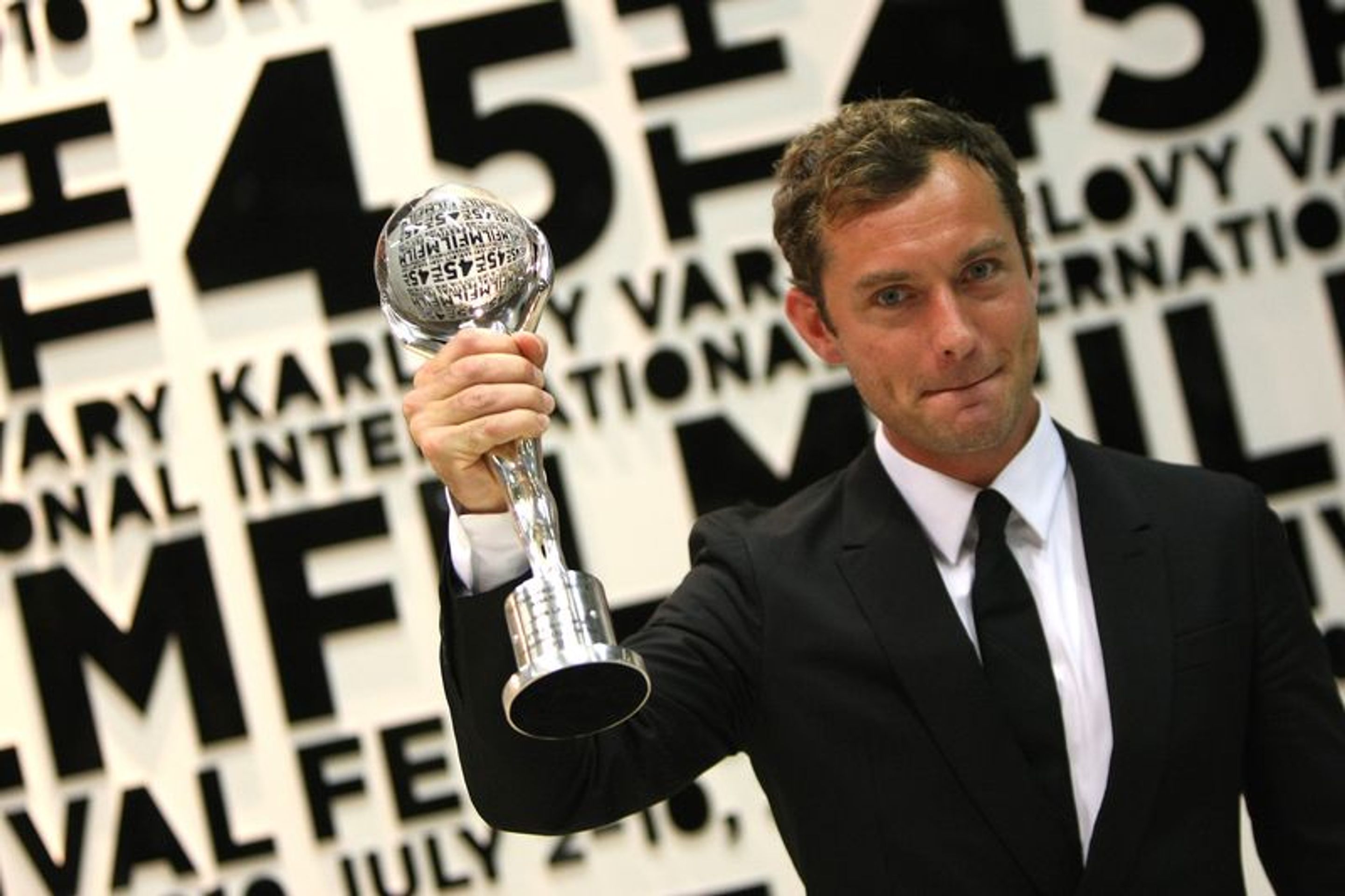 Jude Law převzal cenu v Karlových Varech - GALERIE: Jude Law na festivalu v Karlových Varech (12/12)