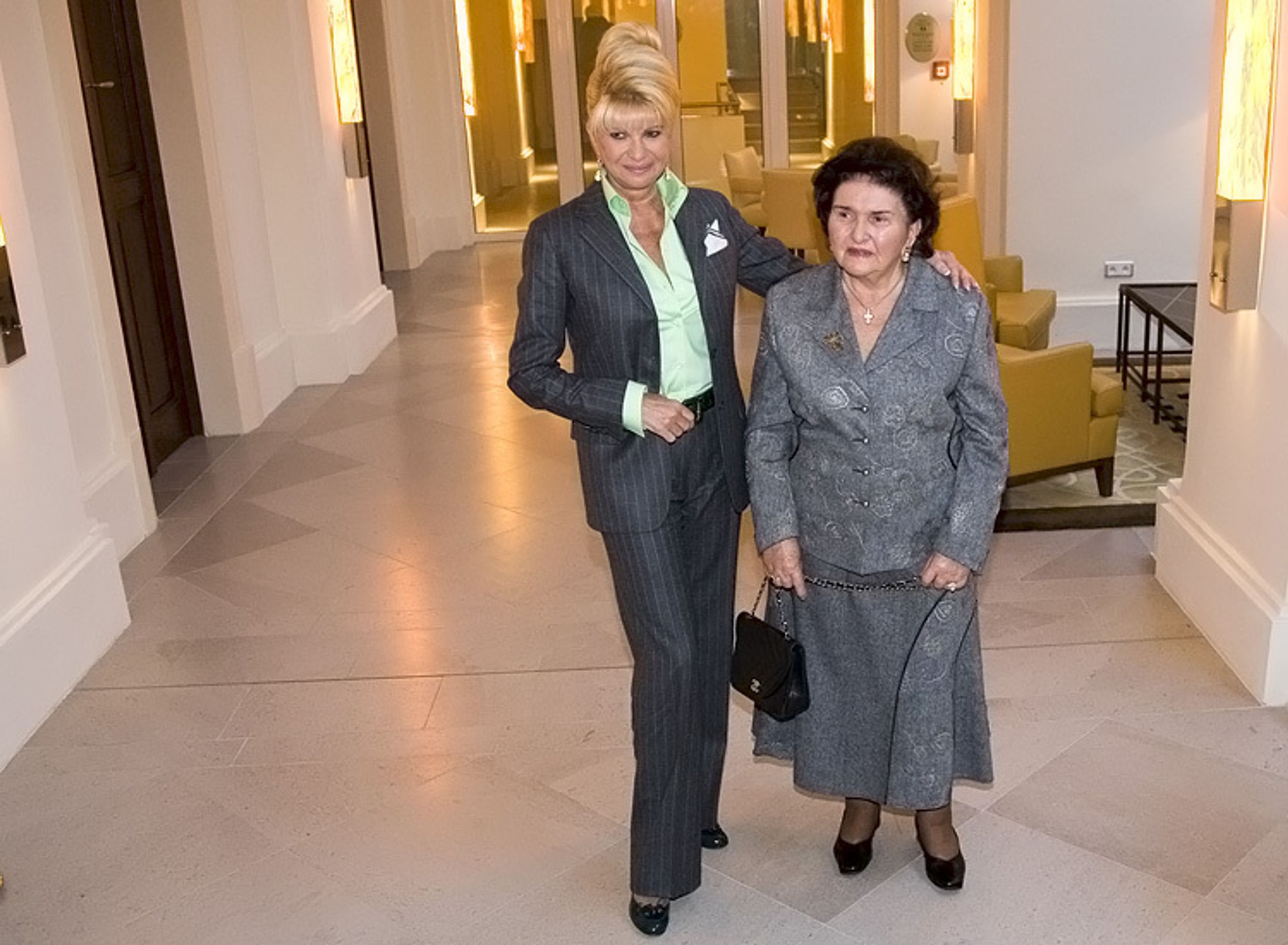 Ivana Trumpová se svou maminkou - Babička na čekačce Ivana Trumpová přijela na svíčkovou a Českou Miss - video (2/6)