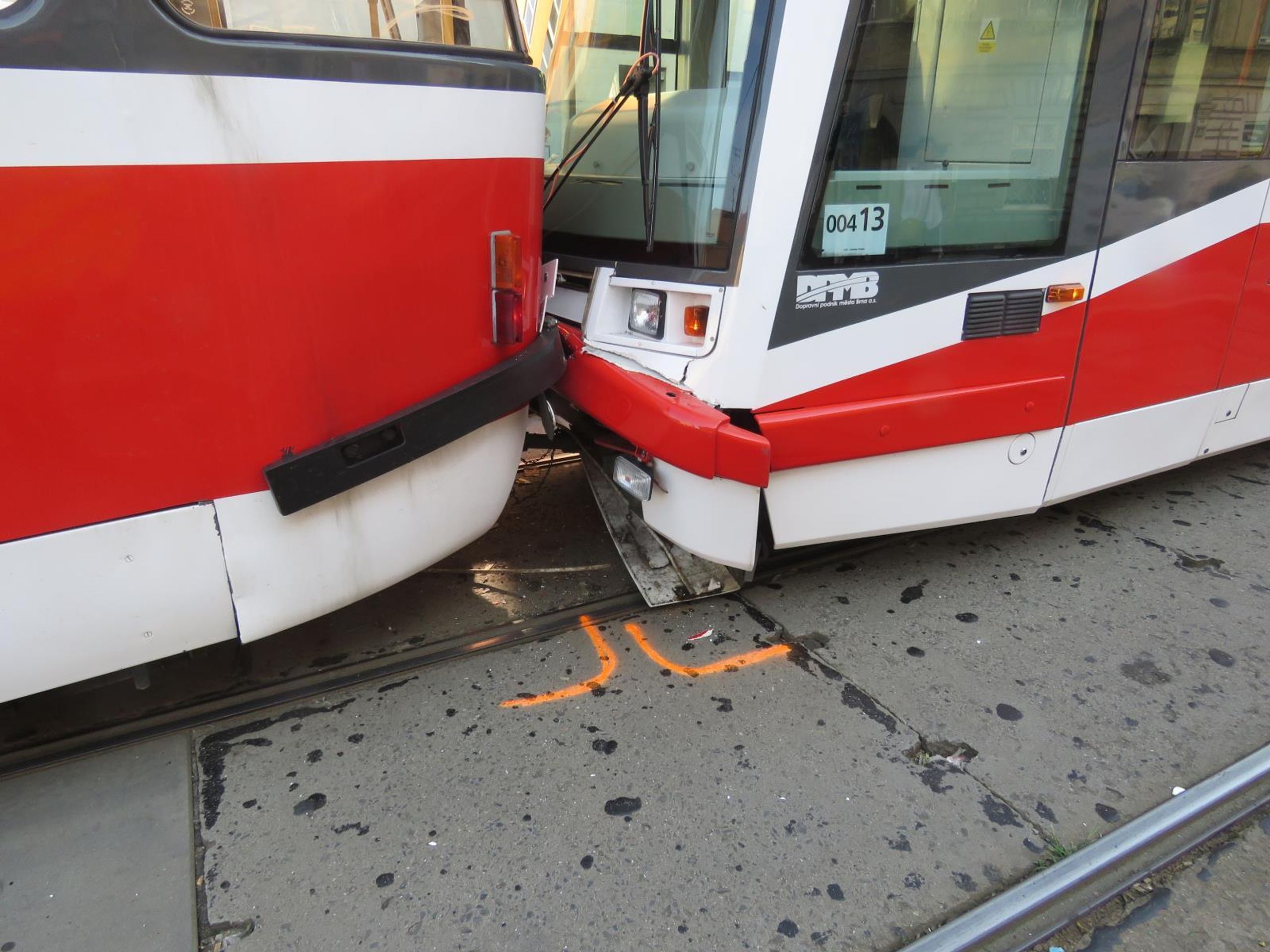 Na zastávce v Brně se srazily tramvaje - 2 - GALERIE: Na zastávce v Brně se srazily tramvají (2/4)