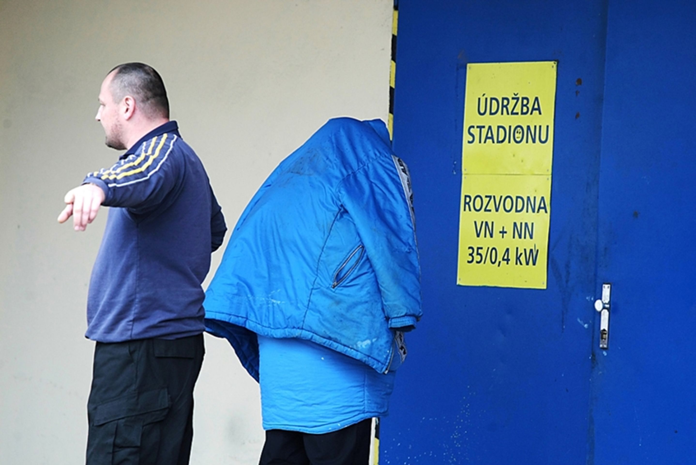 Exsenátor Novák jako vězeň uklízí odpadky - GALERIE: Exsenátor Alexandr Novák uklízí jako vězeň odpadky na teplickém stadionu (5/5)