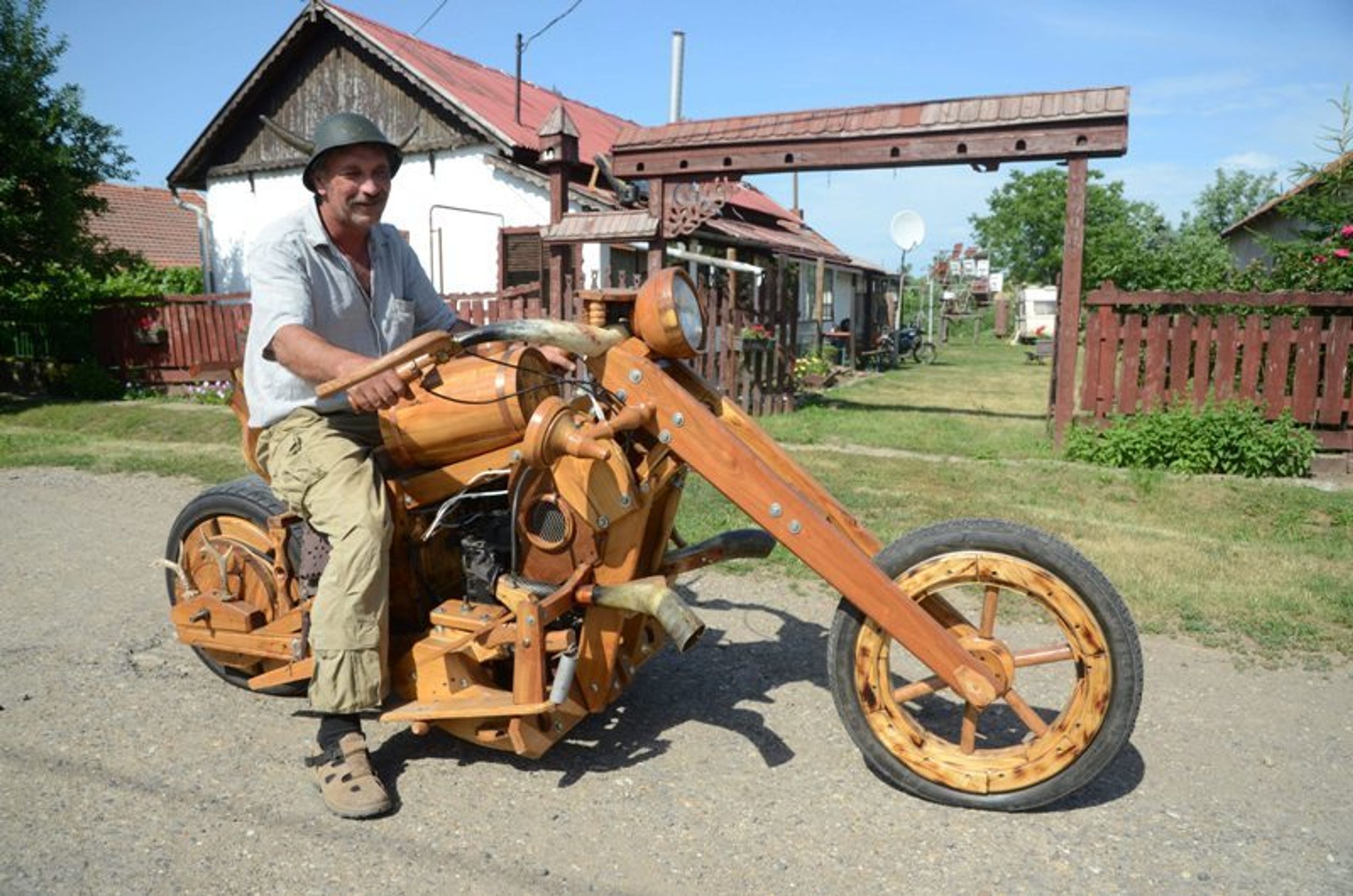 Istvan Puskas - dřevěný chopper - 1 - GALERIE: Dřevěný chopper Istvana Puskase (3/3)