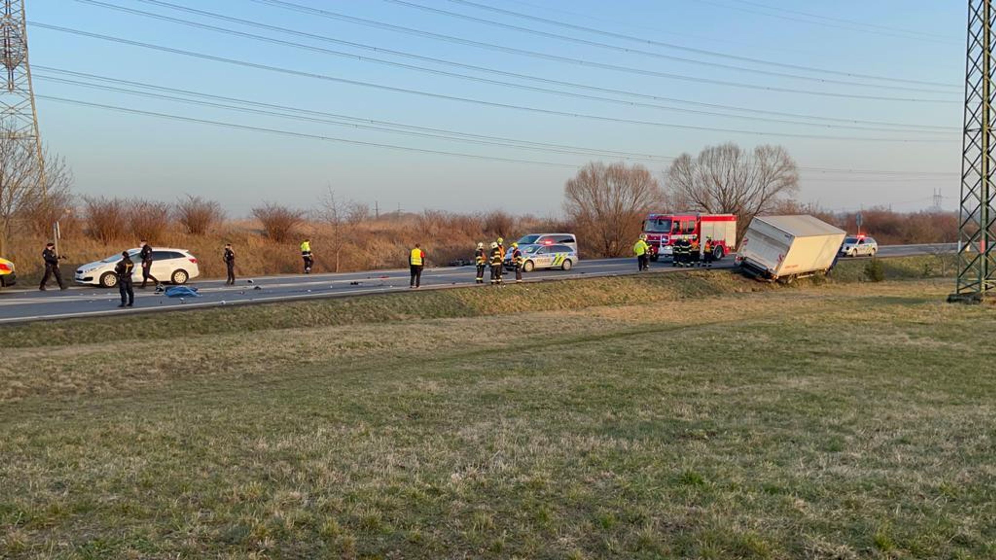Smrtelná nehoda motorkáře a nákladního auta v Praze na Kunraticke spojce - 7 - GALERIE: Smrtelná nehoda motorkáře a nákladního auta v Praze na Kunraticke spojce (7/10)