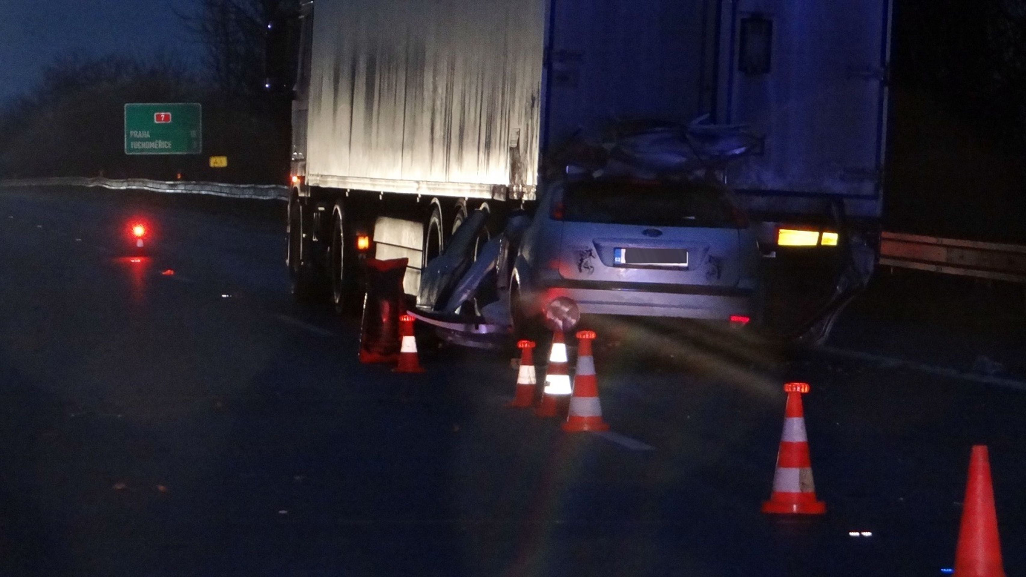 Smrtelná nehoda na dálnici D7 u Středokluk - 2 - GALERIE: Smrtelná nehoda na dálnici D7 u Středokluk (5/6)