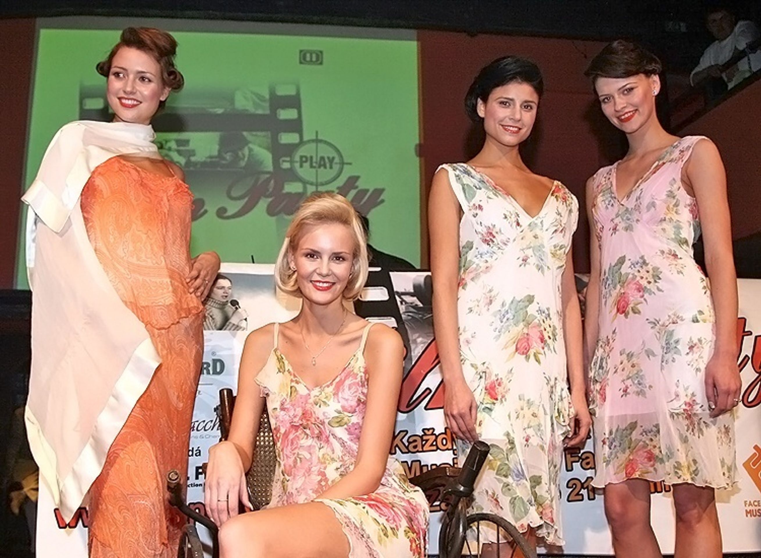 Filmovou party zdobily vítězky České Miss v dobových šatech. - Anglický král inspiroval hlavně muže (2/9)
