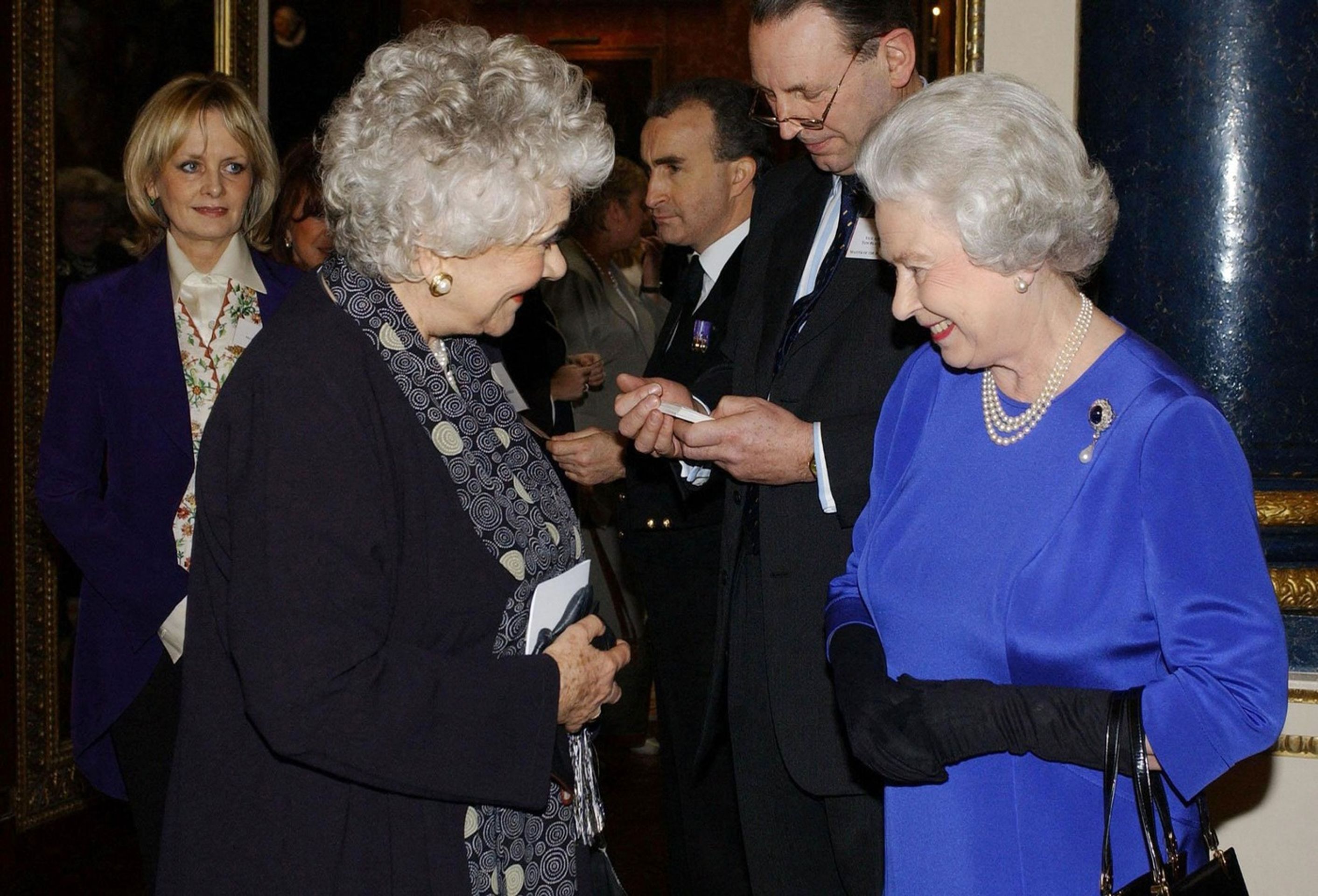 Dame Joan Plowrightová a královna Alžběta II., 11. 3. 2004 - Dame Joan Plowrightová (7/8)