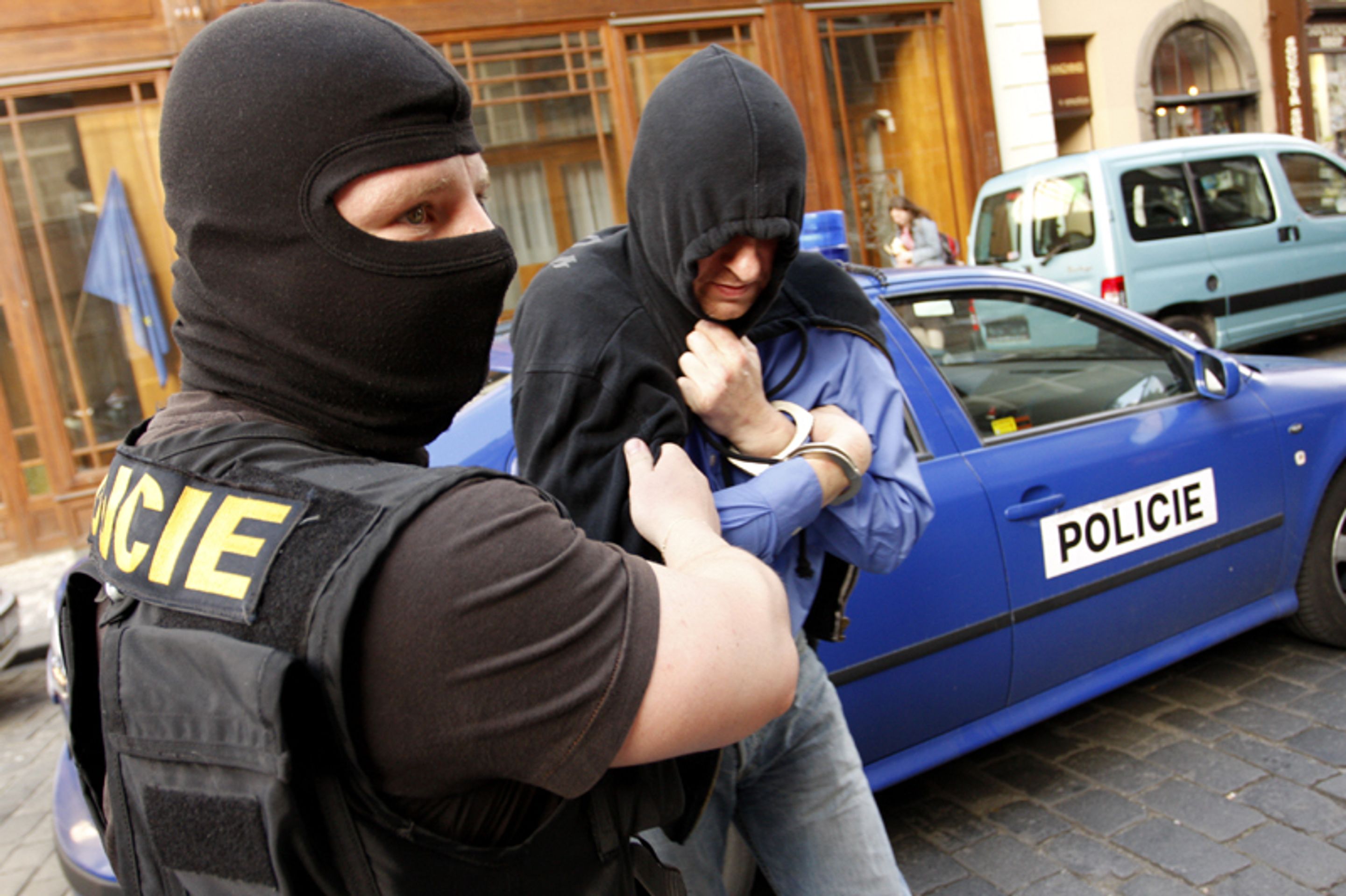 Policie zadržela neonacisty, vyslechla i advokátku Slámovou - FOTOGALERIE: Policisté předvádějí extremisty zadržené při velké razii (18/18)