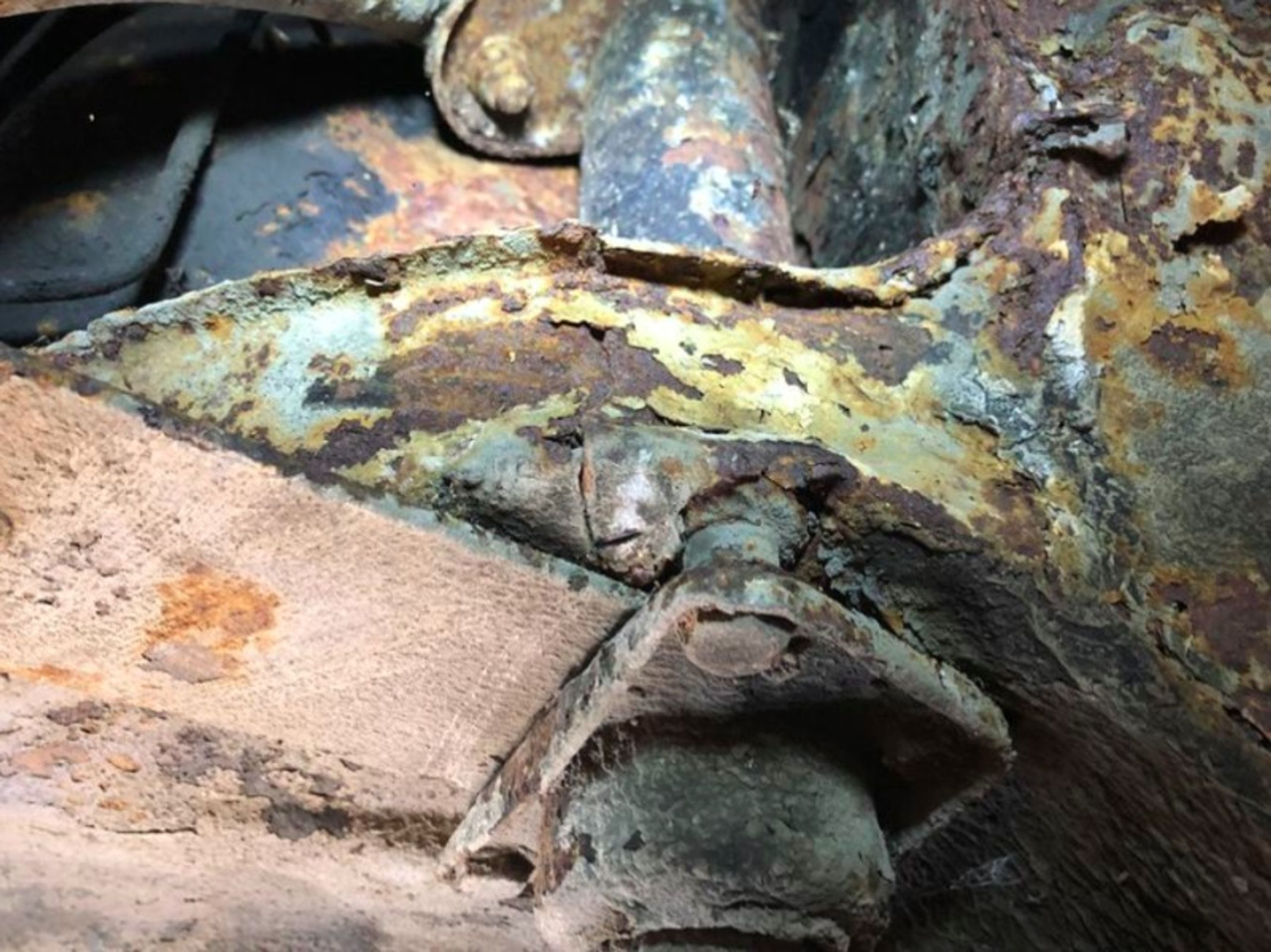 Porsche 911 roky leželo pod rozvalinami garáže - 18 - Fotogalerie: Takhle vytahovali poklad ze sutin (15/15)