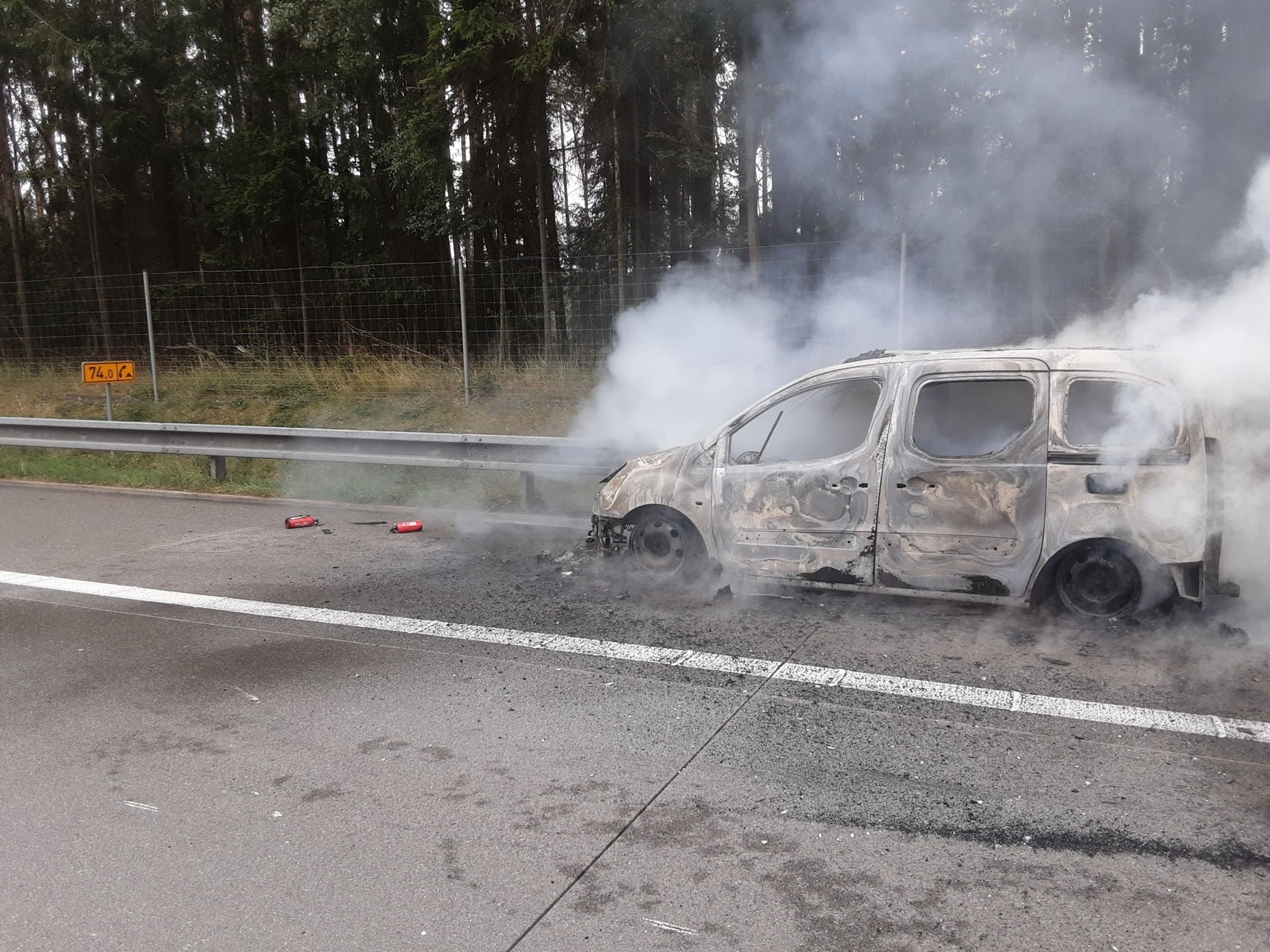 Shořelé auto na D1 - Požár auta na D1 (3/3)