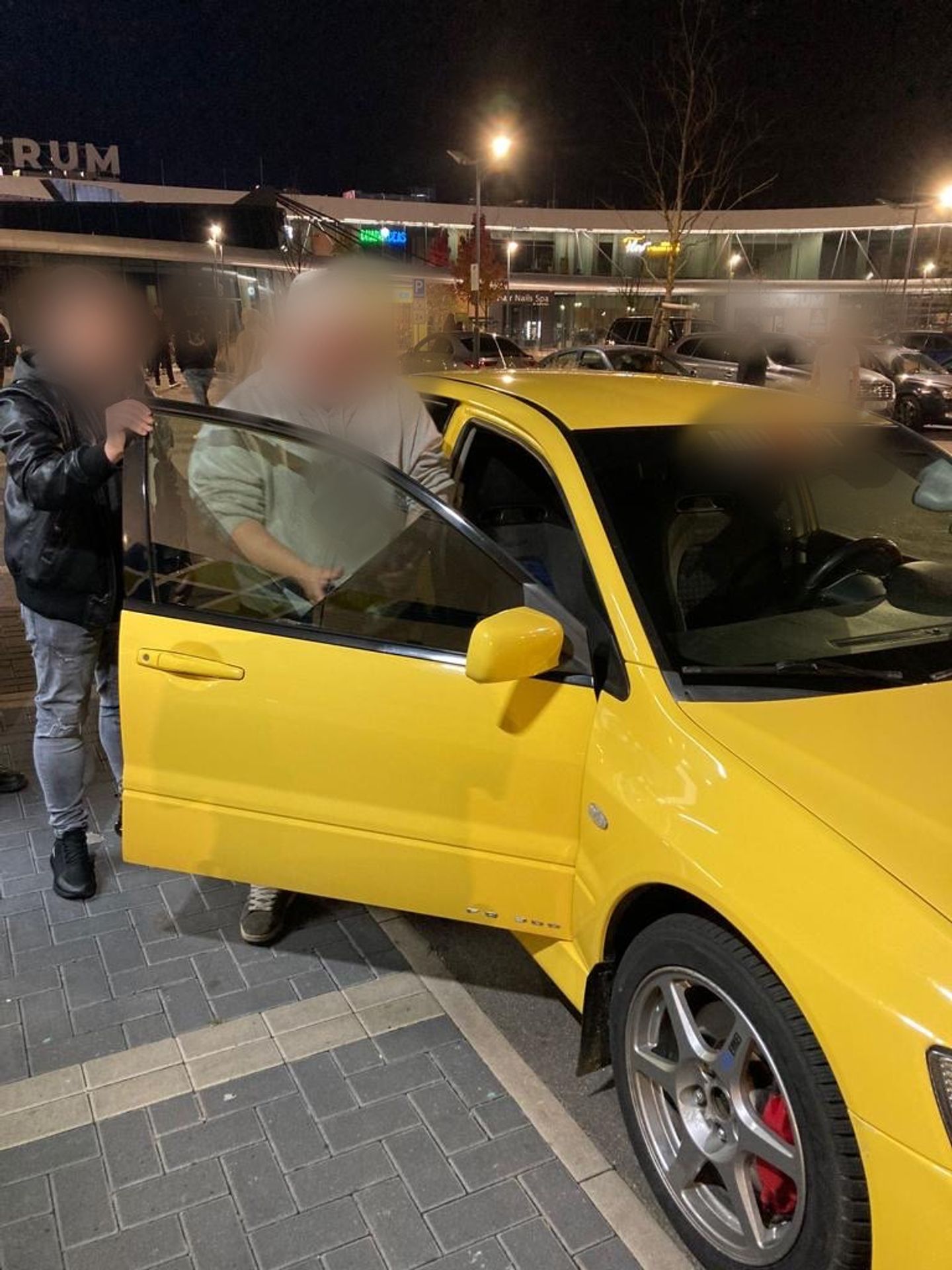 Policejní kontroly na tuningovém srazu v Čestlicích - Policejní manévry na tuningovém srazu v Čestlicích (4/4)