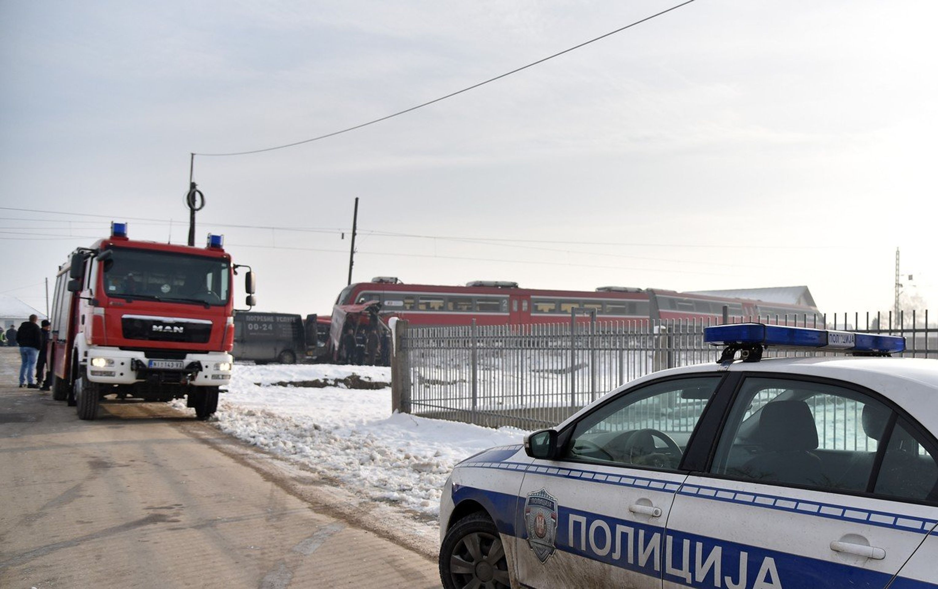 Pět mrtvých při srážce vlaku a autobusu v Srbsku - GALERIE: Pět mrtvých při srážce vlaku a autobusu v Srbsku (5/5)