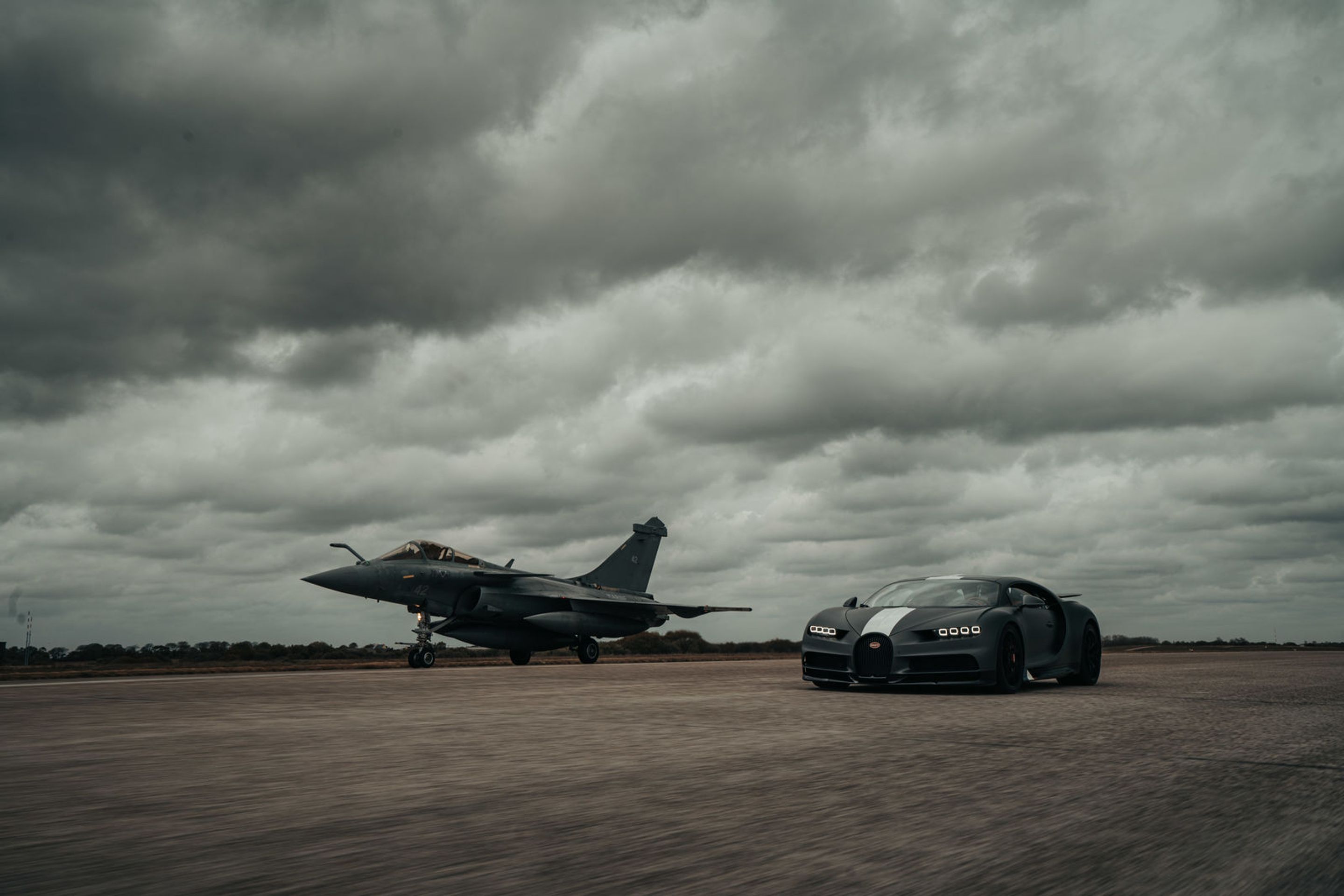 Bugatti Chiron Sport vs. armádní stíhačka - 24 - Fotogalerie: Bugatti Chiron Sport vyzval vojenskou stíhačku (6/13)