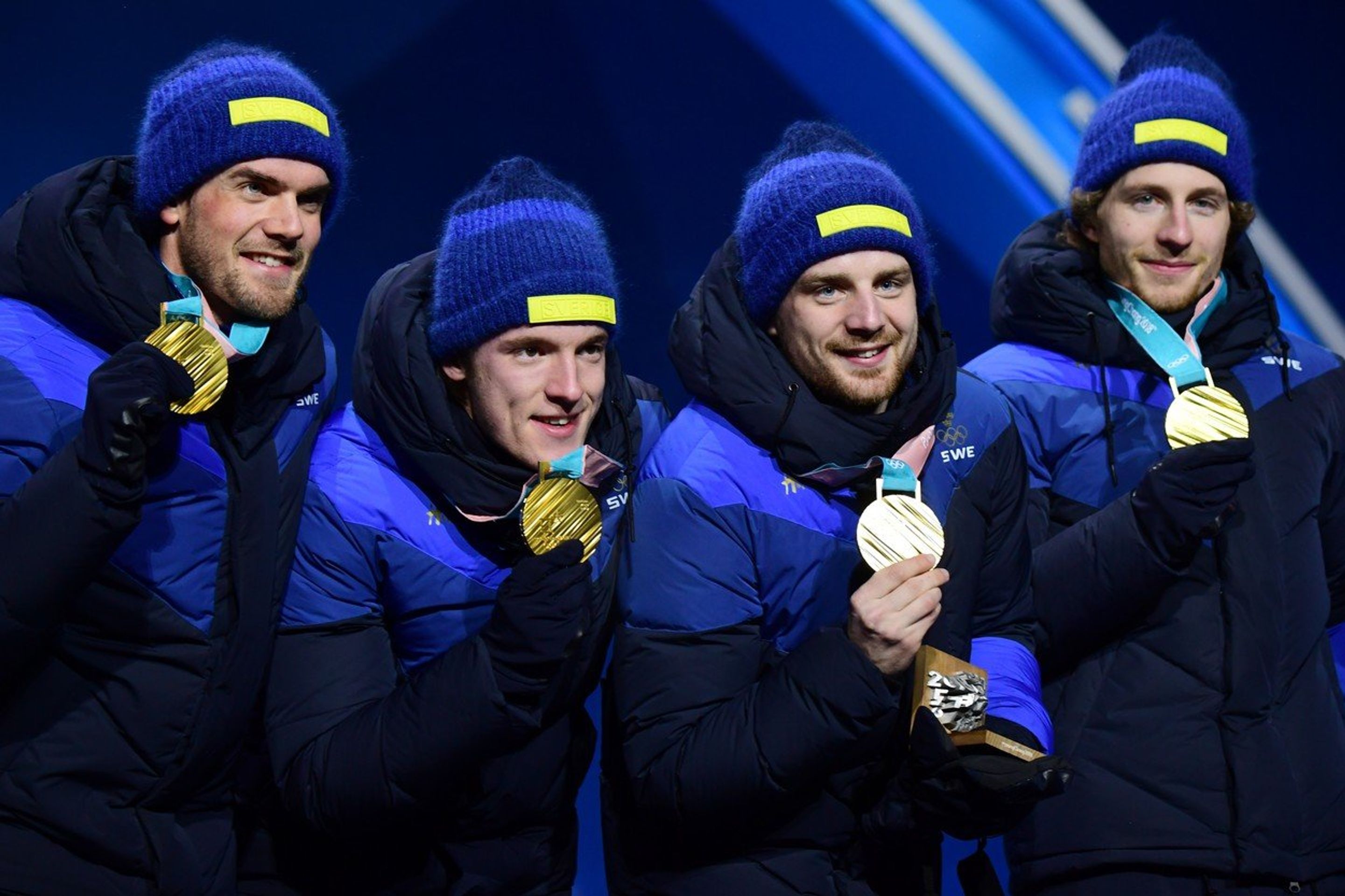 Švédská biatlonová štafeta - GALERIE: Olympijský vítěz si propíchl nohu hůlkou (4/4)