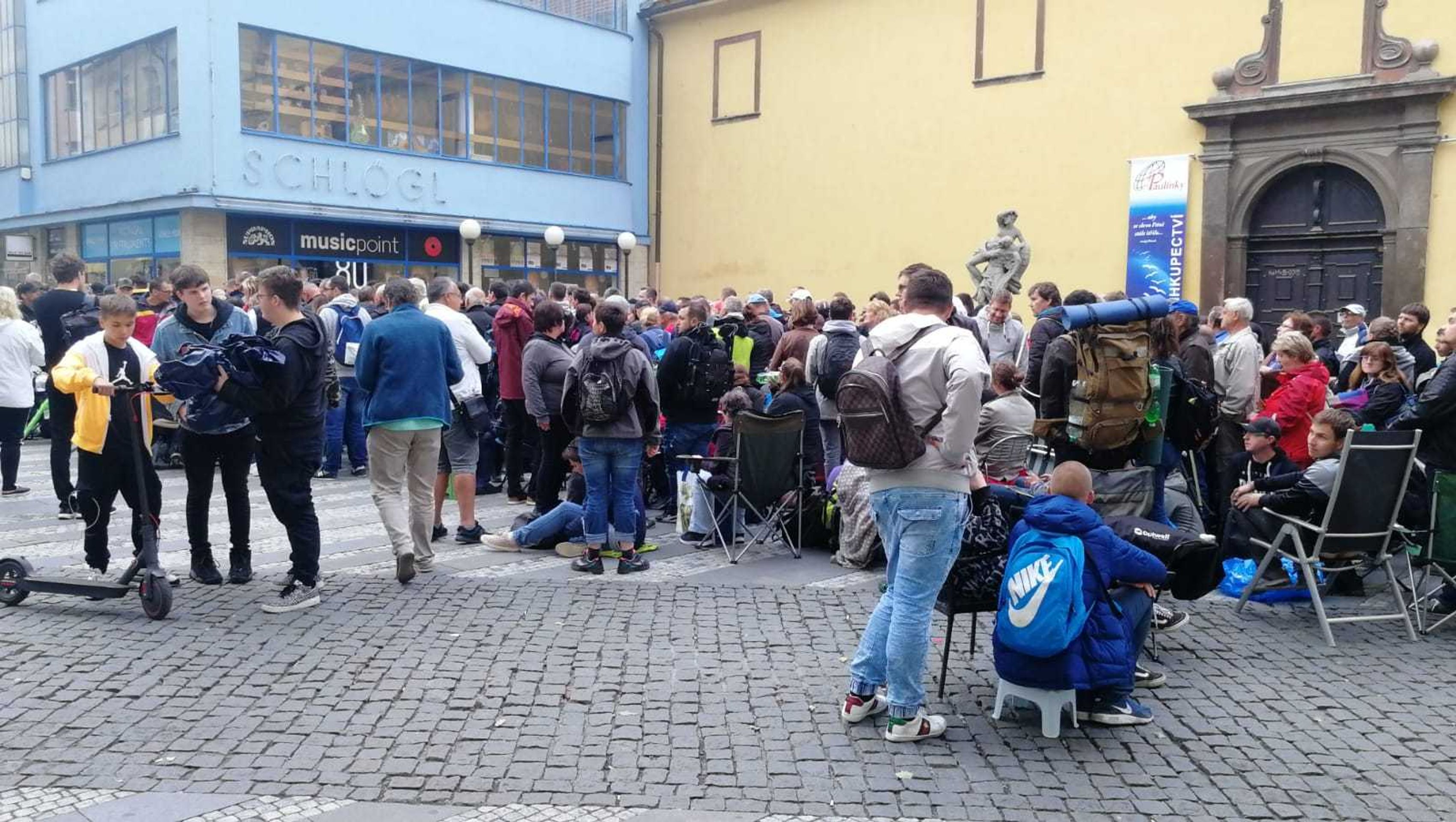 Fronta na bankovku je stále delší - 3 - GALERIE: Lidé čekají na bankovku s Gottem (13/15)
