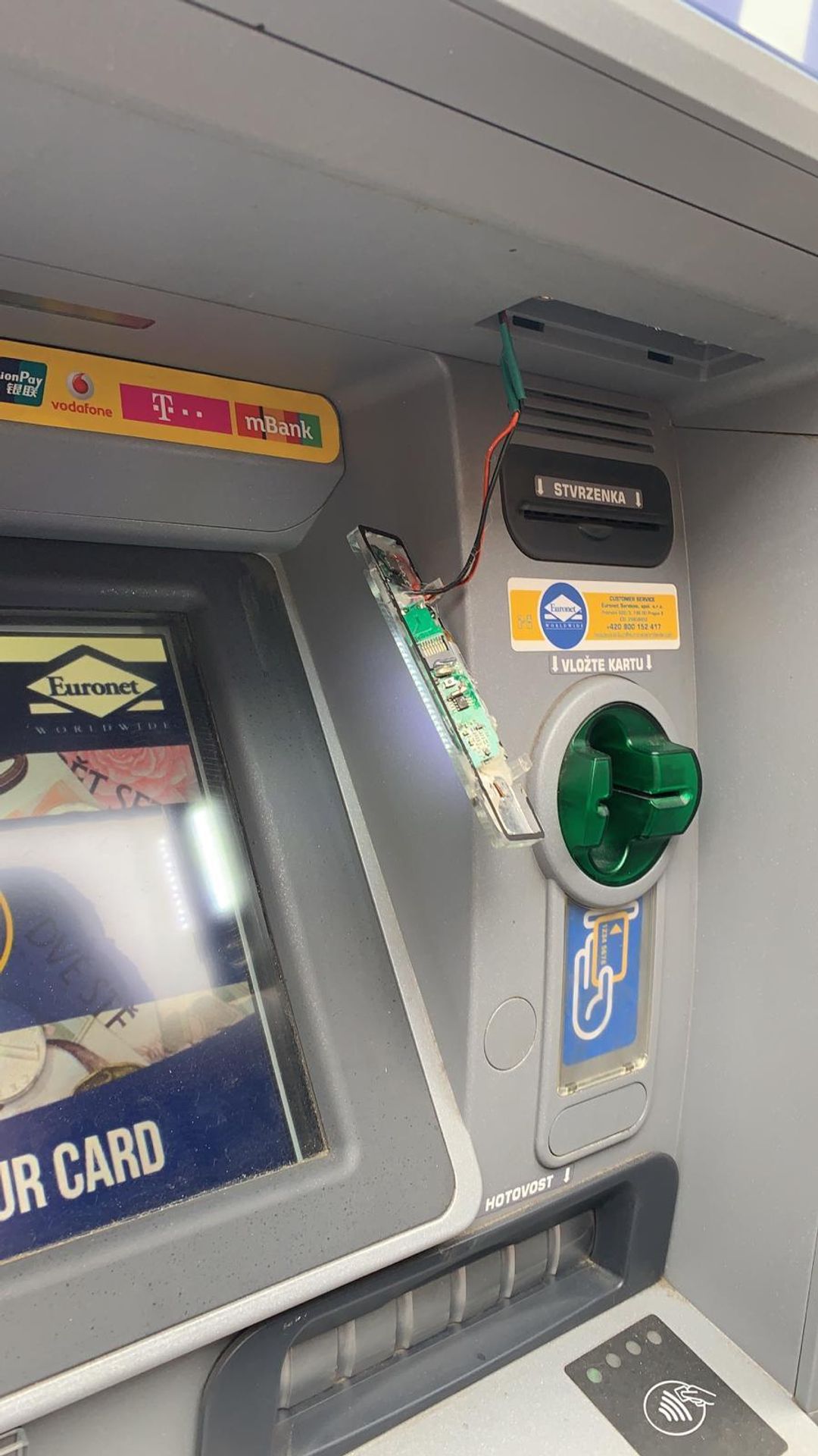Skimming v pražském bankomatu - 1 - GALERIE: Do bankomatu v Praze namontovaly čtečku (6/6)